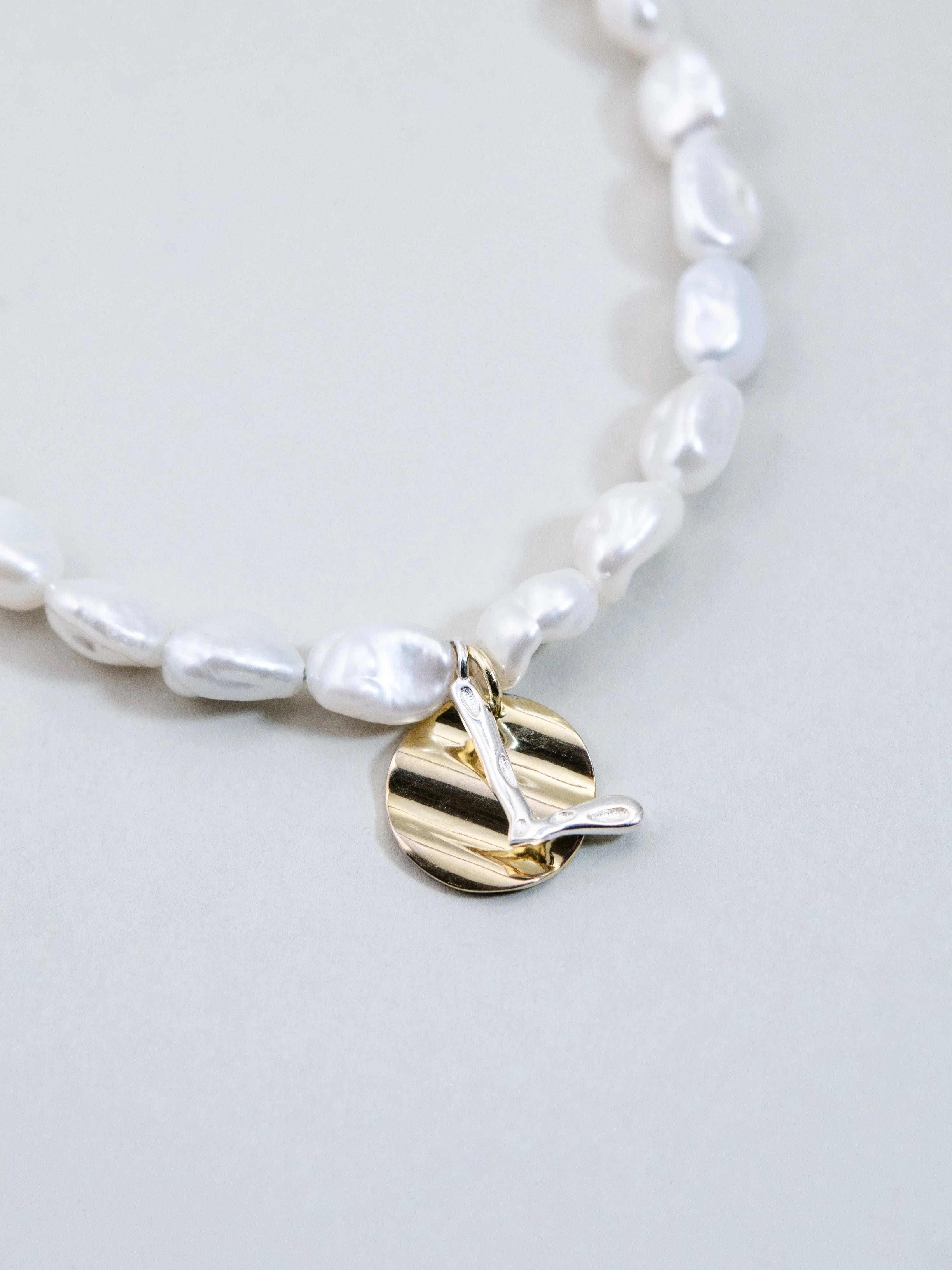 淡水パール & イニシャル ネックレス - 【選べるアルファベット】金銀ミックス / 6月誕生石 SV925 (K14GP)