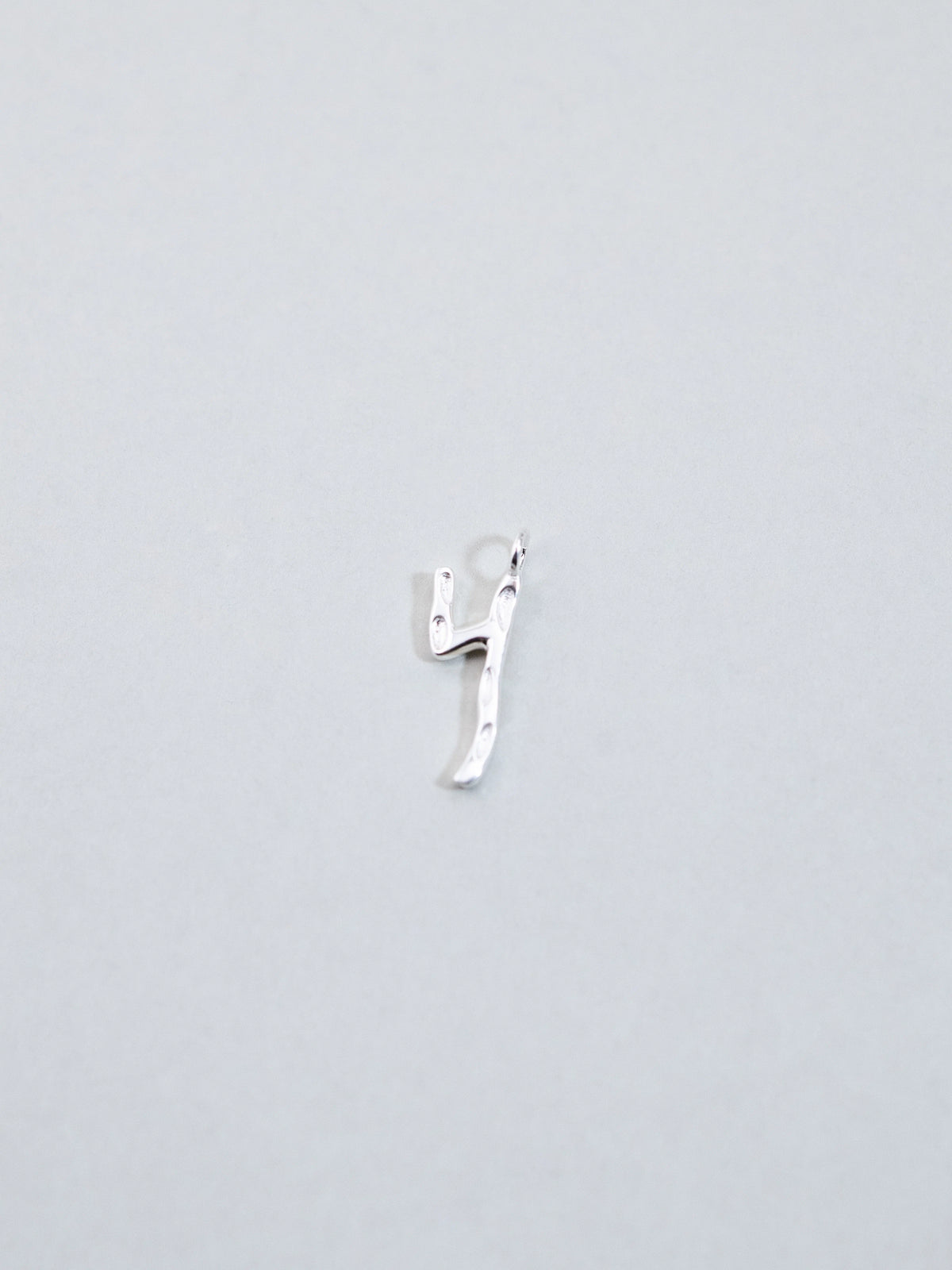 淡水パール ネックレス〈あなたの一文字〉26 文字から選べる SV925 ／ LUCINE 独自 ハンドハンマー ゴールド ／ 6 月誕生石｜神戸アトリエ LUCINE