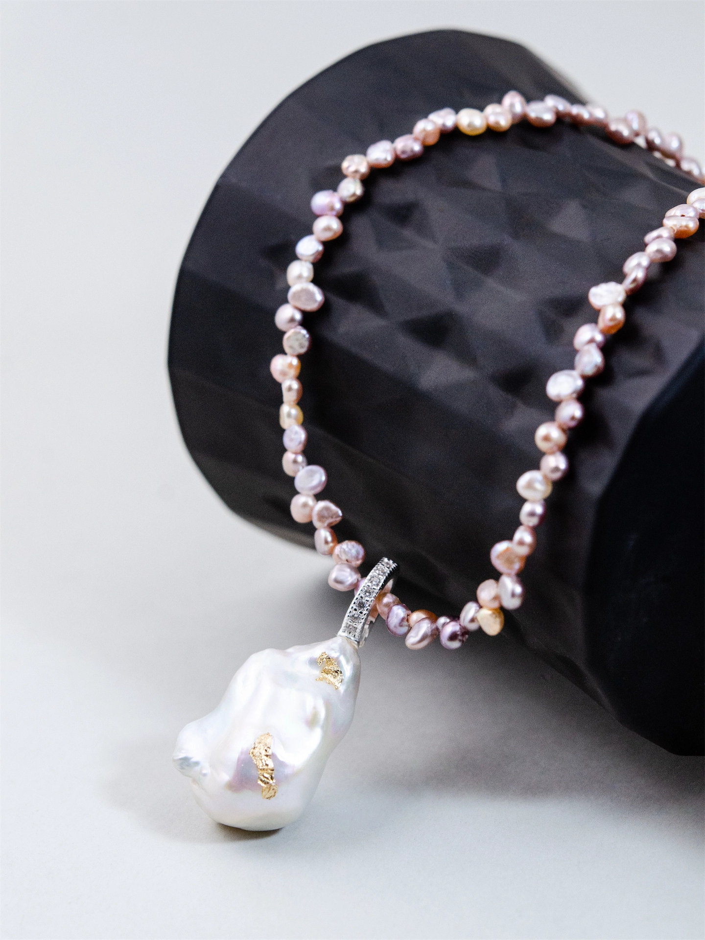 淡水パール ネックレス - 【トワイライト・モーヴ】 夕暮れ色の連なりと金箔の月 / 6月誕生石 SV925 (K14GP)