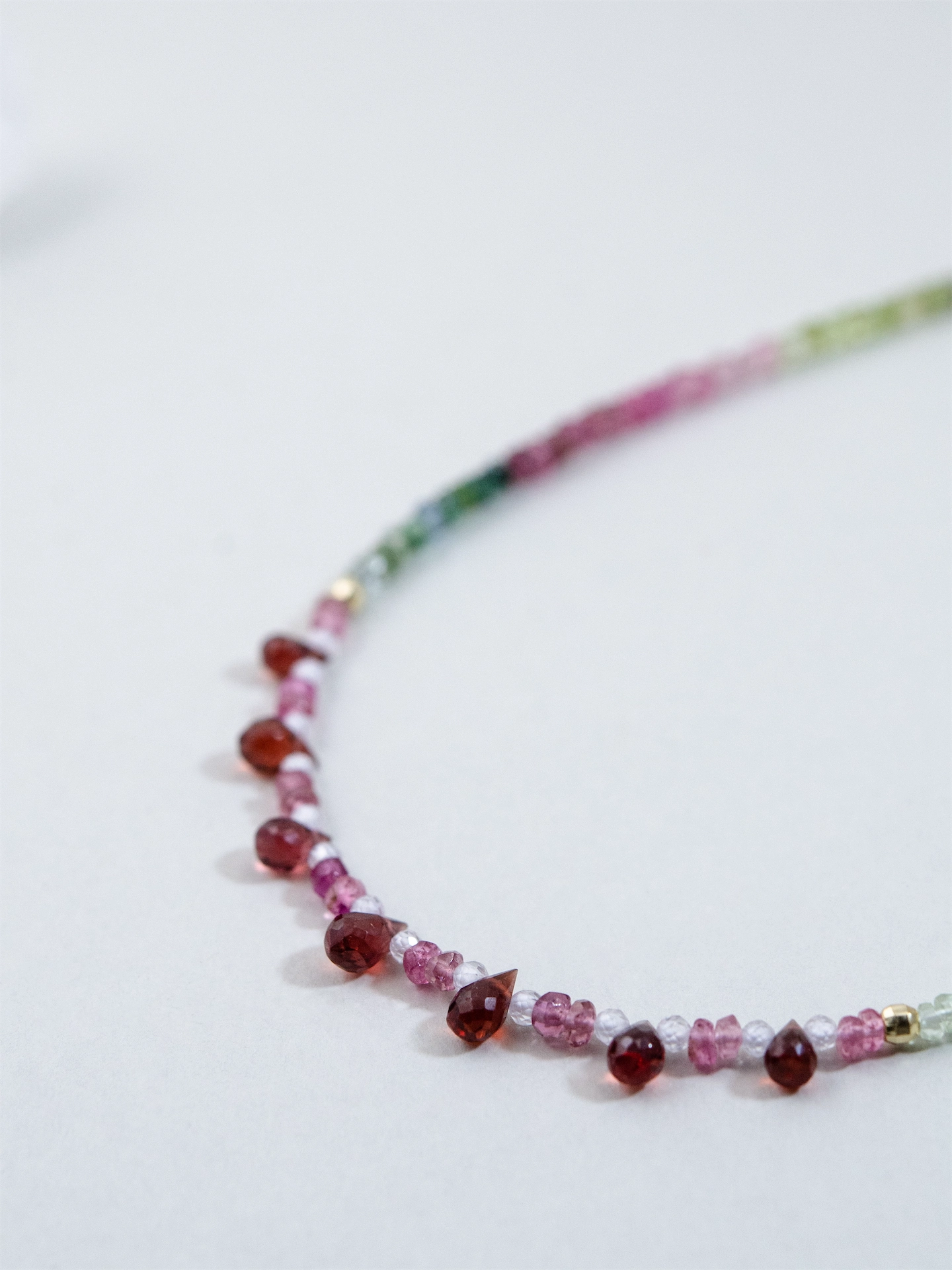 トルマリン & ガーネット ネックレス - 【森の果実（ベリー）】 彩りのハーモニーと赤い雫 / 10月・1月誕生石 SV925 (K14GP)