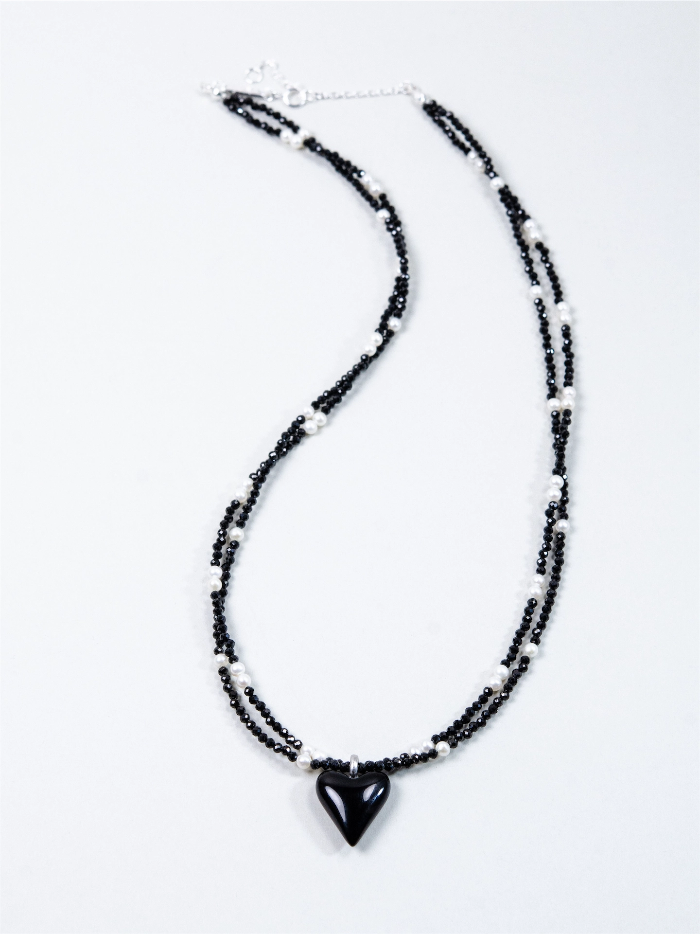ブラックスピネル & ブラックアゲート 2連ネックレス - 【真夜中の秘密（ミッドナイト・シークレット）】 漆黒のハートと銀の夜 / 8月誕生石 SV925