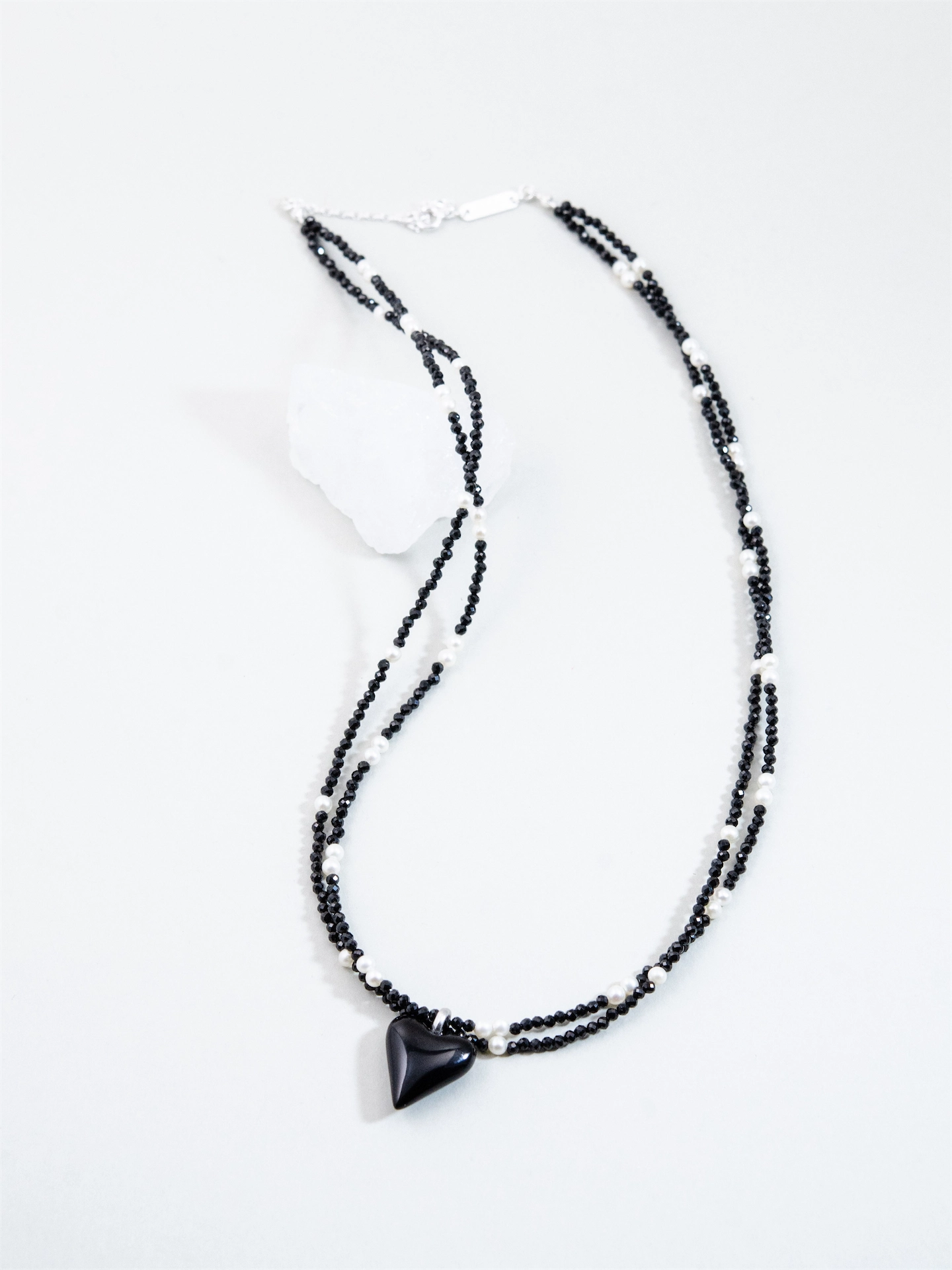 ブラックスピネル & ブラックアゲート 2連ネックレス - 【真夜中の秘密（ミッドナイト・シークレット）】 漆黒のハートと銀の夜 / 8月誕生石 SV925