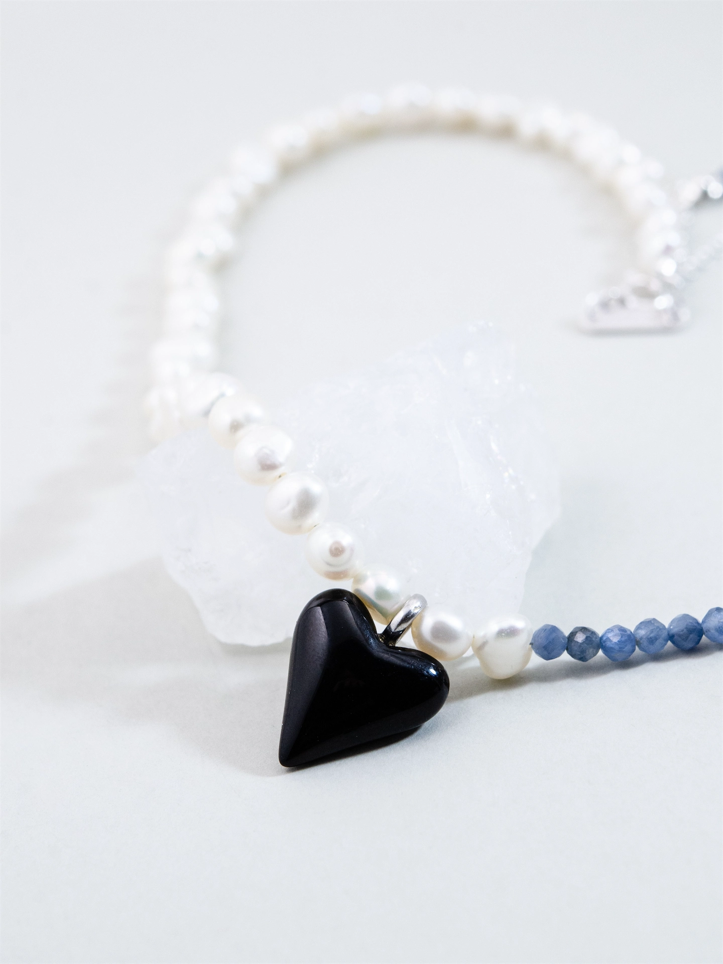 アイオライト & パール ネックレス - 【静寂（しじま）の恋心】 蒼き迷いと黒のハート / 9月誕生石 SV925
