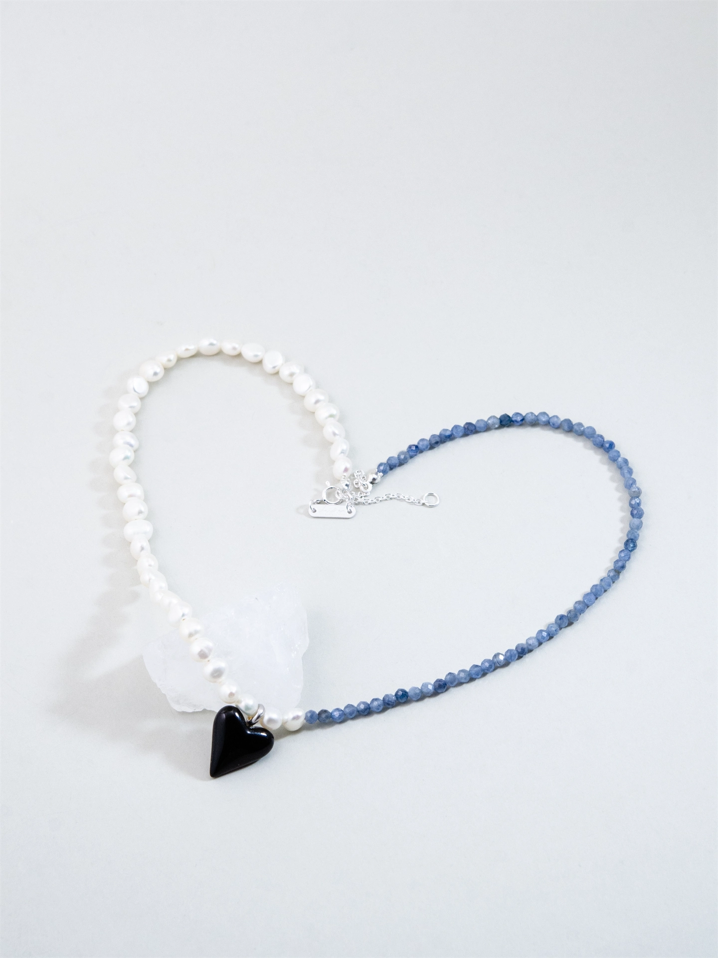 アイオライト & パール ネックレス - 【静寂（しじま）の恋心】 蒼き迷いと黒のハート / 9月誕生石 SV925