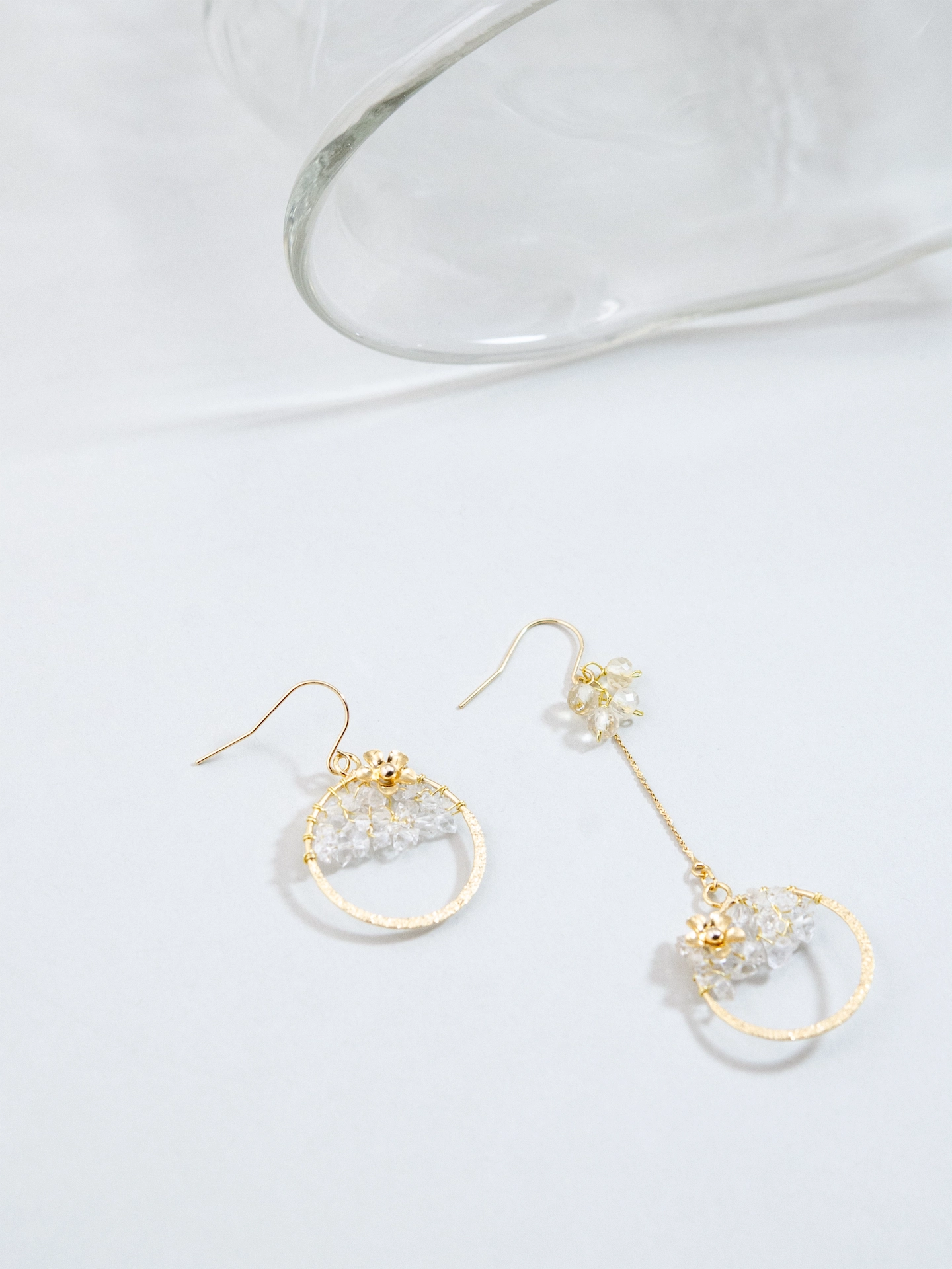 ハーキマーダイヤモンド アシンメトリー ピアス/イヤリング - 【妖精の朝露】透明な夢と花の雫 / 金属アレルギー対応 (14KGF/SV925/316L)