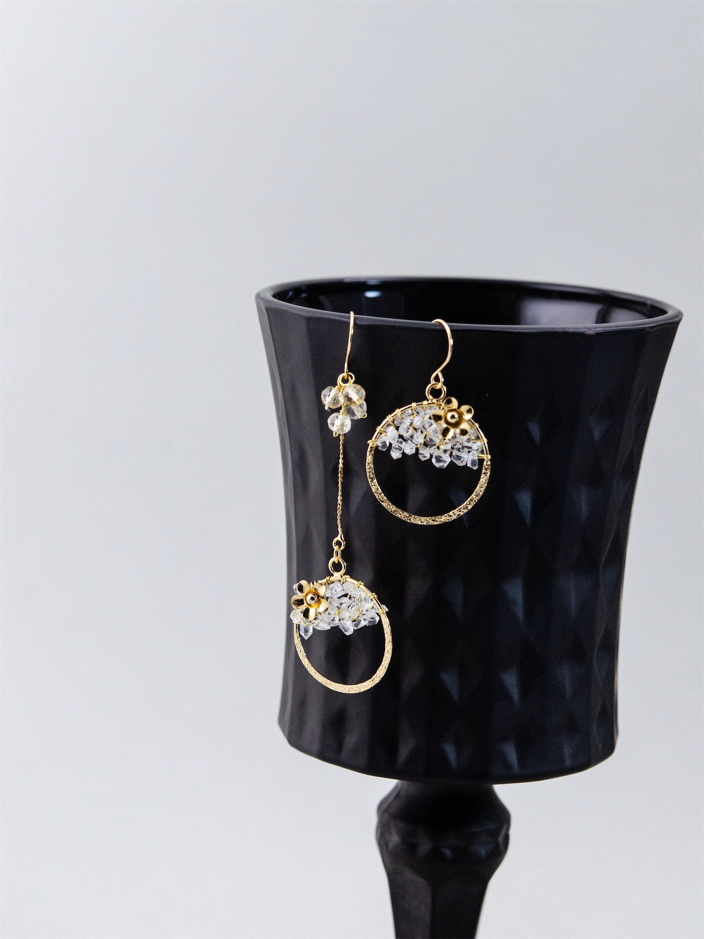 ハーキマーダイヤモンド アシンメトリー ピアス/イヤリング - 【妖精の朝露】透明な夢と花の雫 / 金属アレルギー対応 (14KGF/SV925/316L)