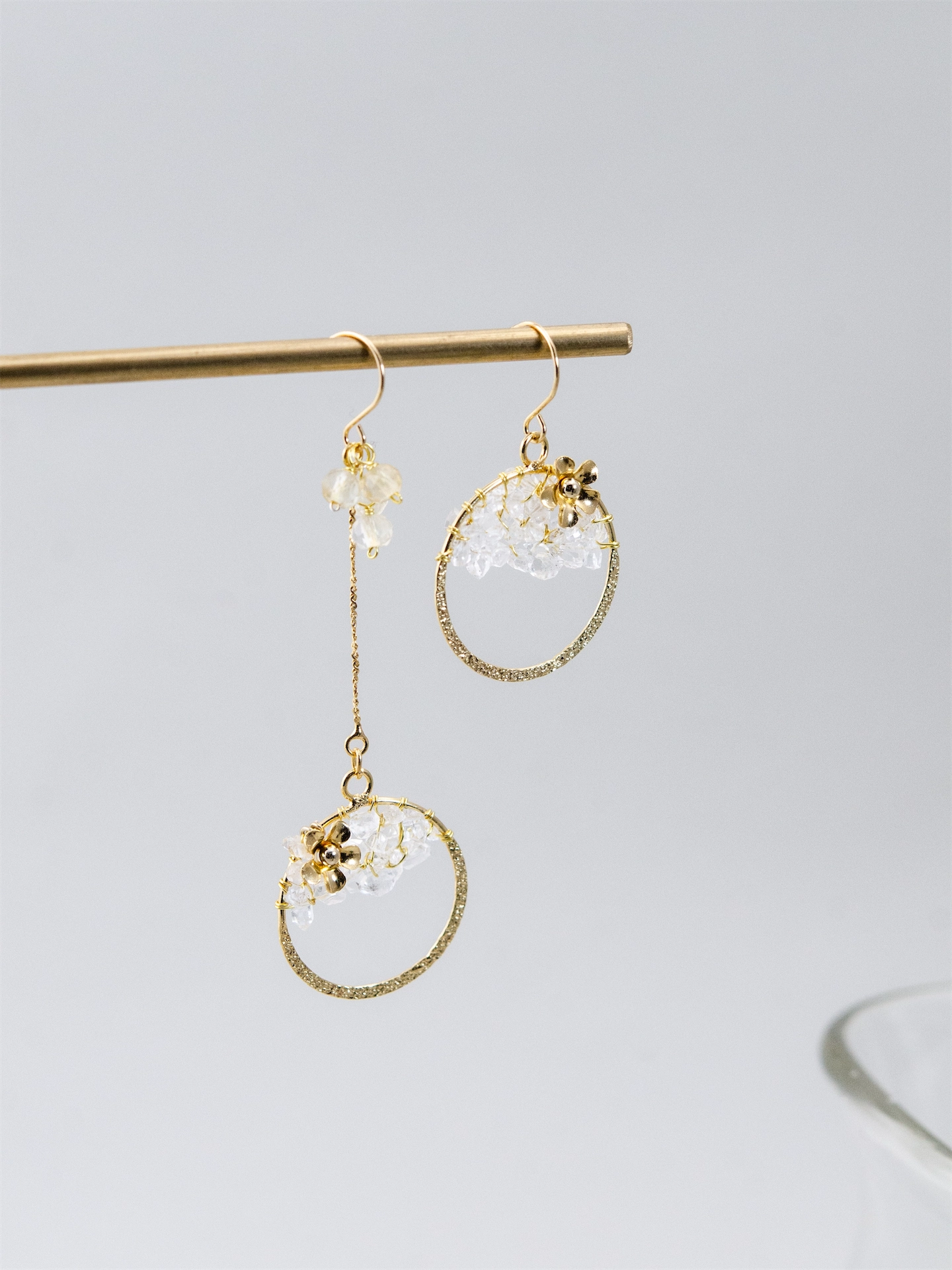 ハーキマーダイヤモンド アシンメトリー ピアス/イヤリング - 【妖精の朝露】透明な夢と花の雫 / 金属アレルギー対応 (14KGF/SV925/316L)