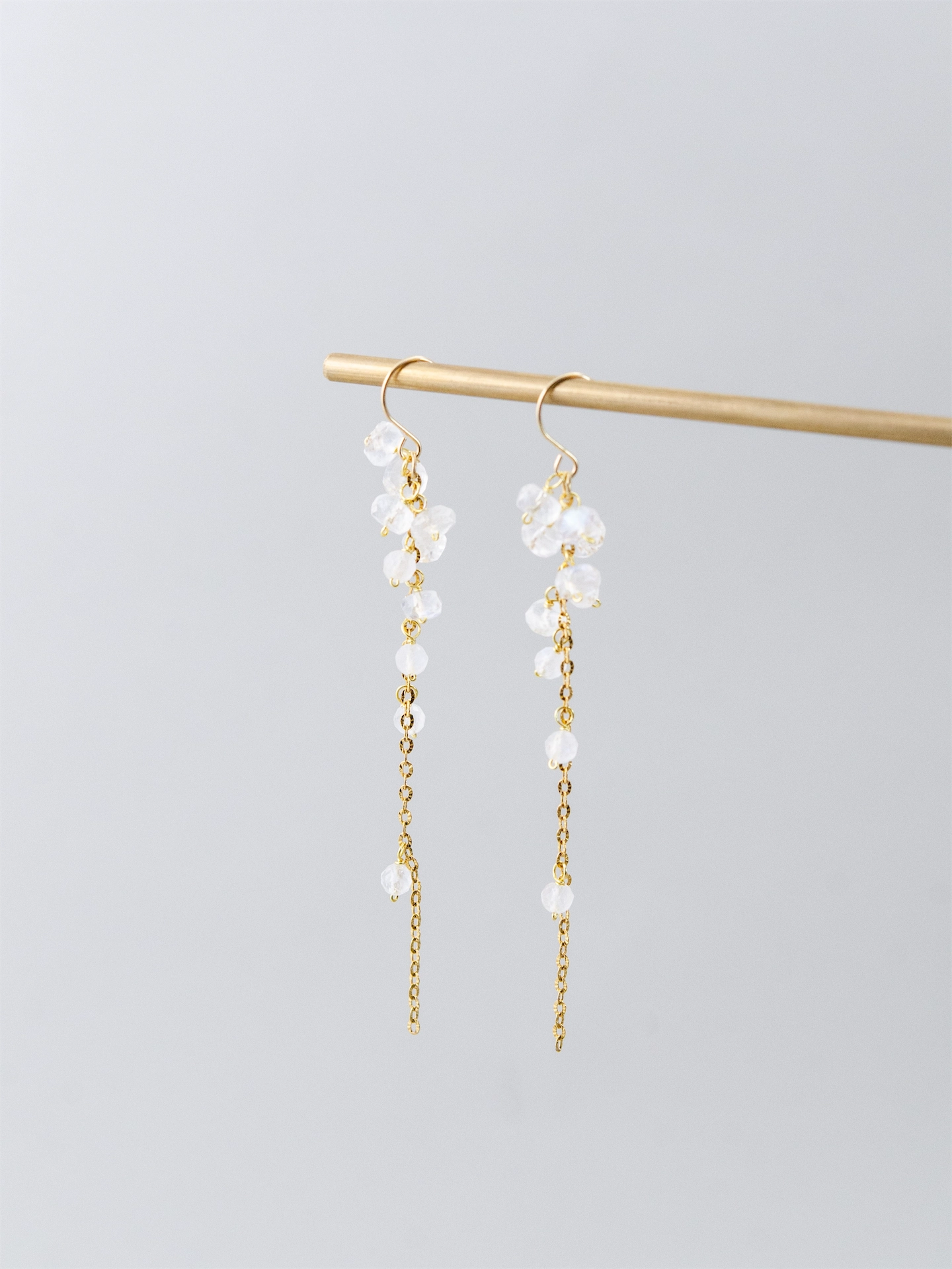 ムーンストーン ロング ピアス/イヤリング - 【月灯りの雨】降り注ぐ光の雫 / 金属アレルギー対応 (14KGF/SV925/316L)