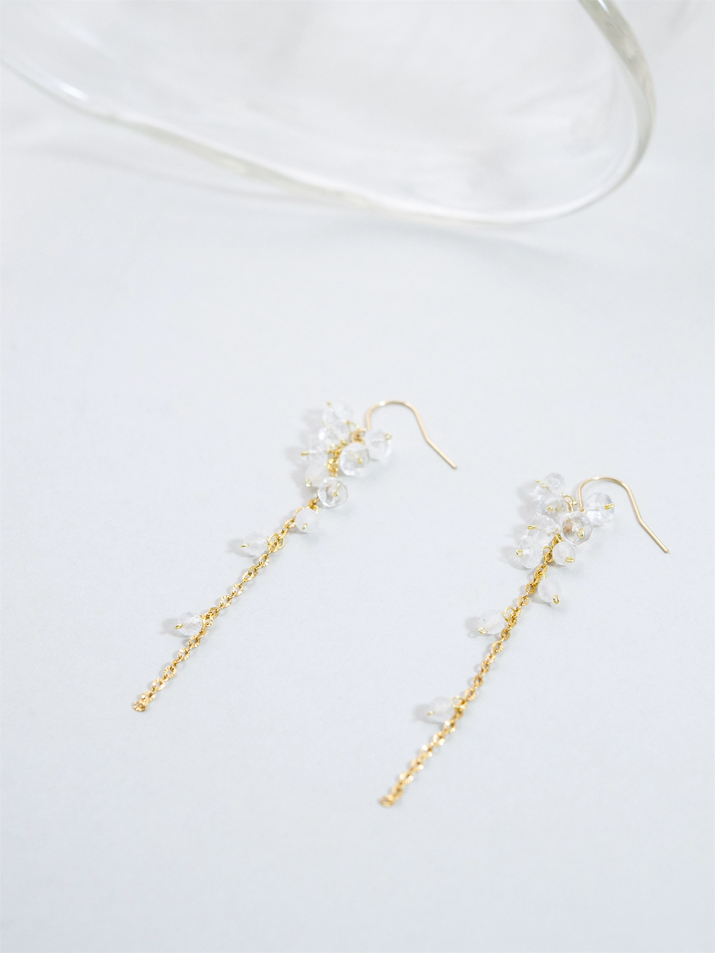 ムーンストーン ロング ピアス/イヤリング - 【月灯りの雨】降り注ぐ光の雫 / 金属アレルギー対応 (14KGF/SV925/316L)