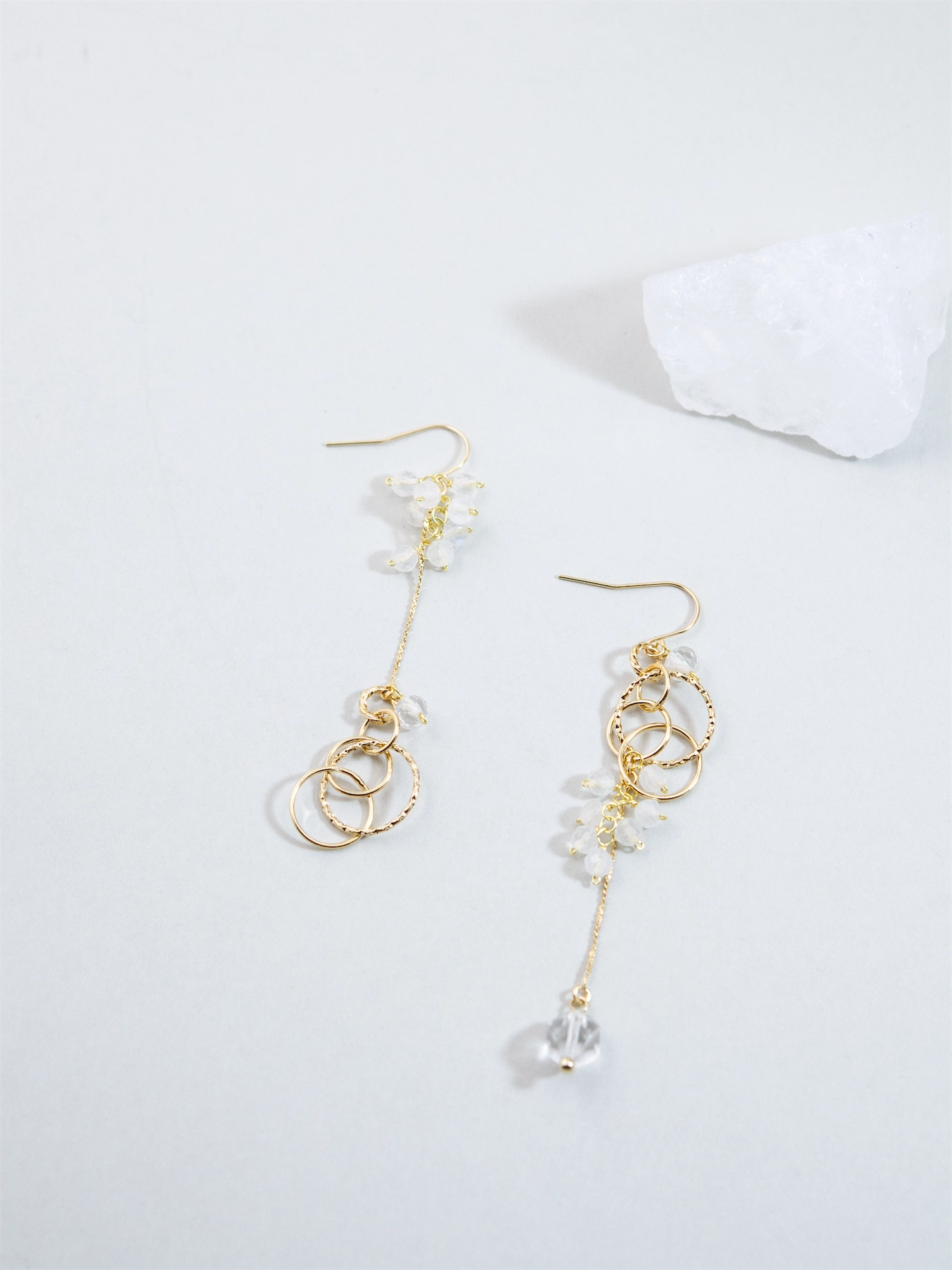 ムーンストーン & リング アシンメトリー ピアス/イヤリング - 【月の軌道】光の輪と雫 / 金属アレルギー対応 (14KGF/SV925/316L)