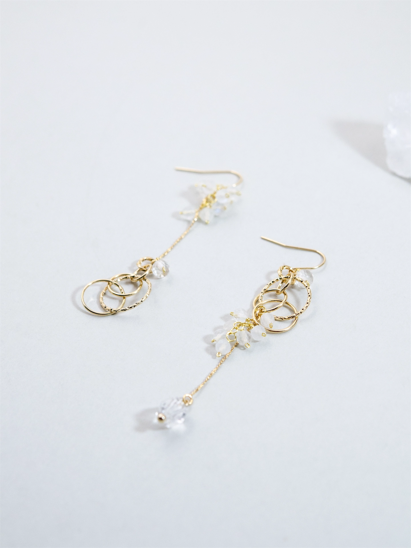 ムーンストーン & リング アシンメトリー ピアス/イヤリング - 【月の軌道】光の輪と雫 / 金属アレルギー対応 (14KGF/SV925/316L)