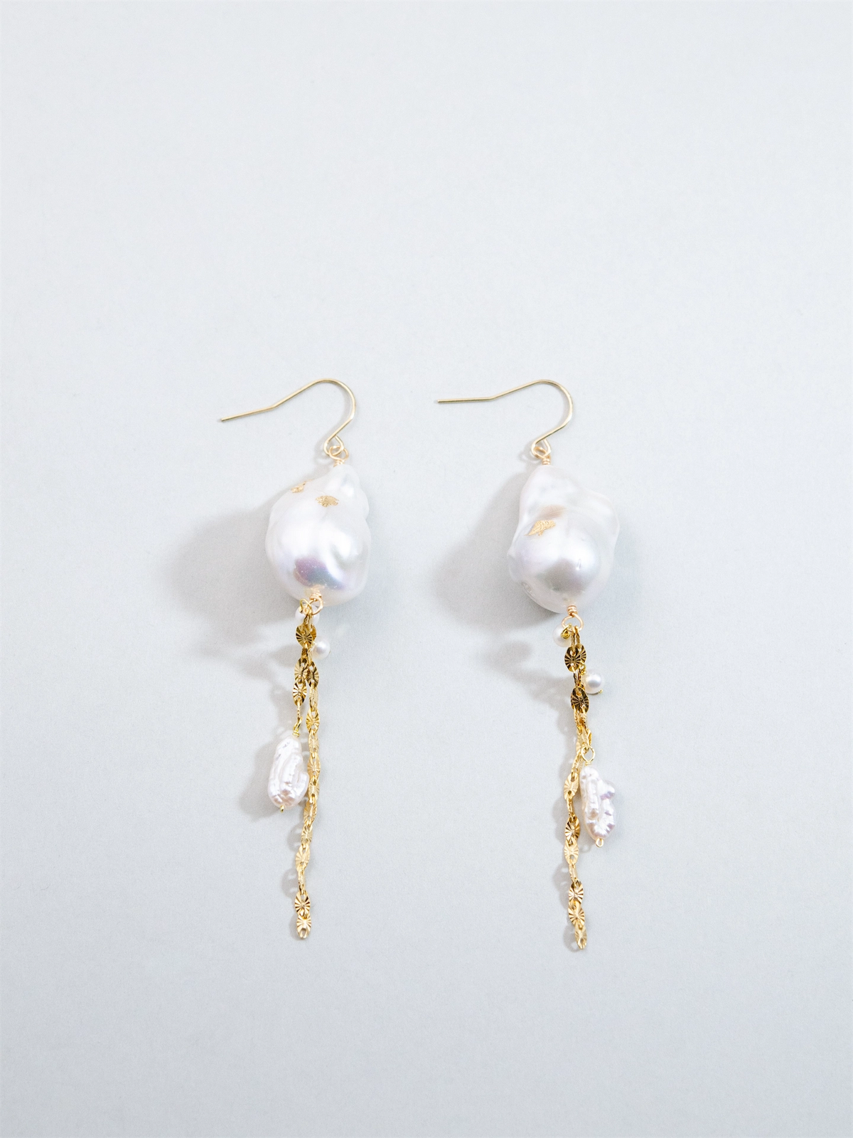 バロックパール ロング ピアス/イヤリング - 【白雲のワルツ】大粒の輝きと金色の雨 / 6月誕生石 (14KGF/SV925/316L)
