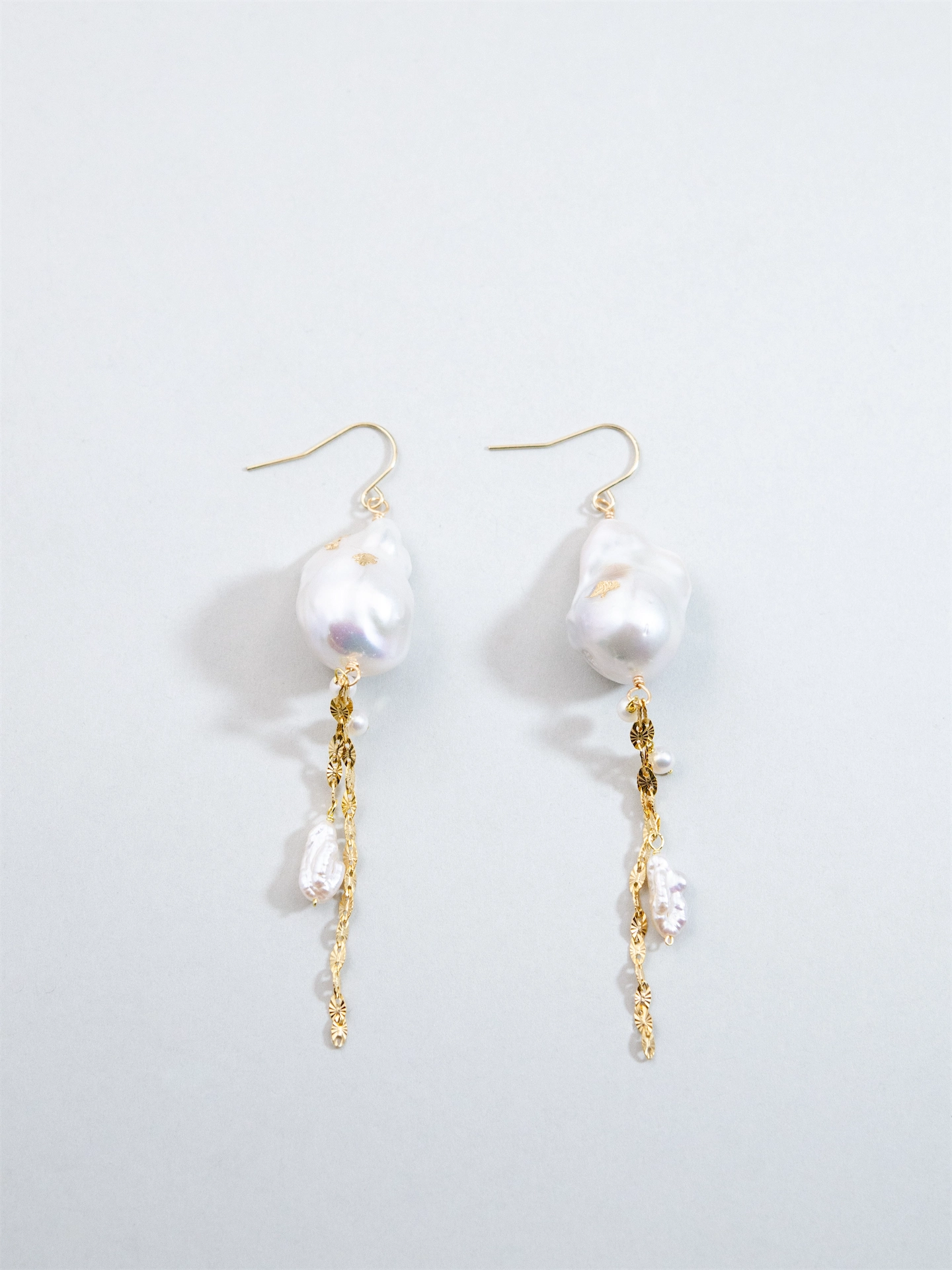 バロックパール ロング ピアス/イヤリング - 【白雲のワルツ】大粒の輝きと金色の雨 / 6月誕生石 (14KGF/SV925/316L)