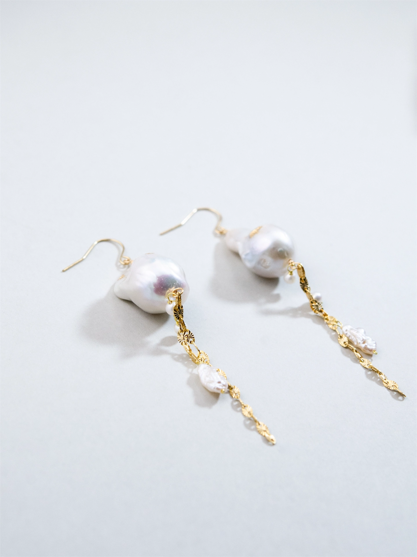 バロックパール ロング ピアス/イヤリング - 【白雲のワルツ】大粒の輝きと金色の雨 / 6月誕生石 (14KGF/SV925/316L)