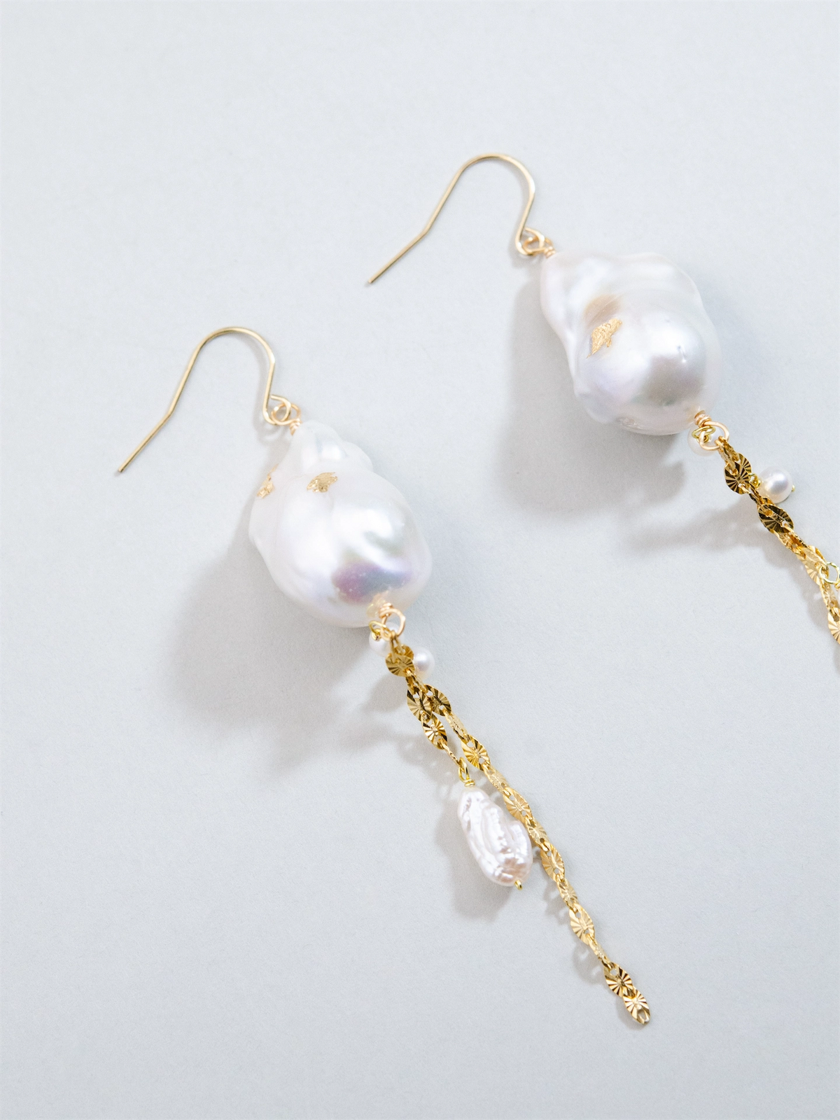 バロックパール ロング ピアス/イヤリング - 【白雲のワルツ】大粒の輝きと金色の雨 / 6月誕生石 (14KGF/SV925/316L)