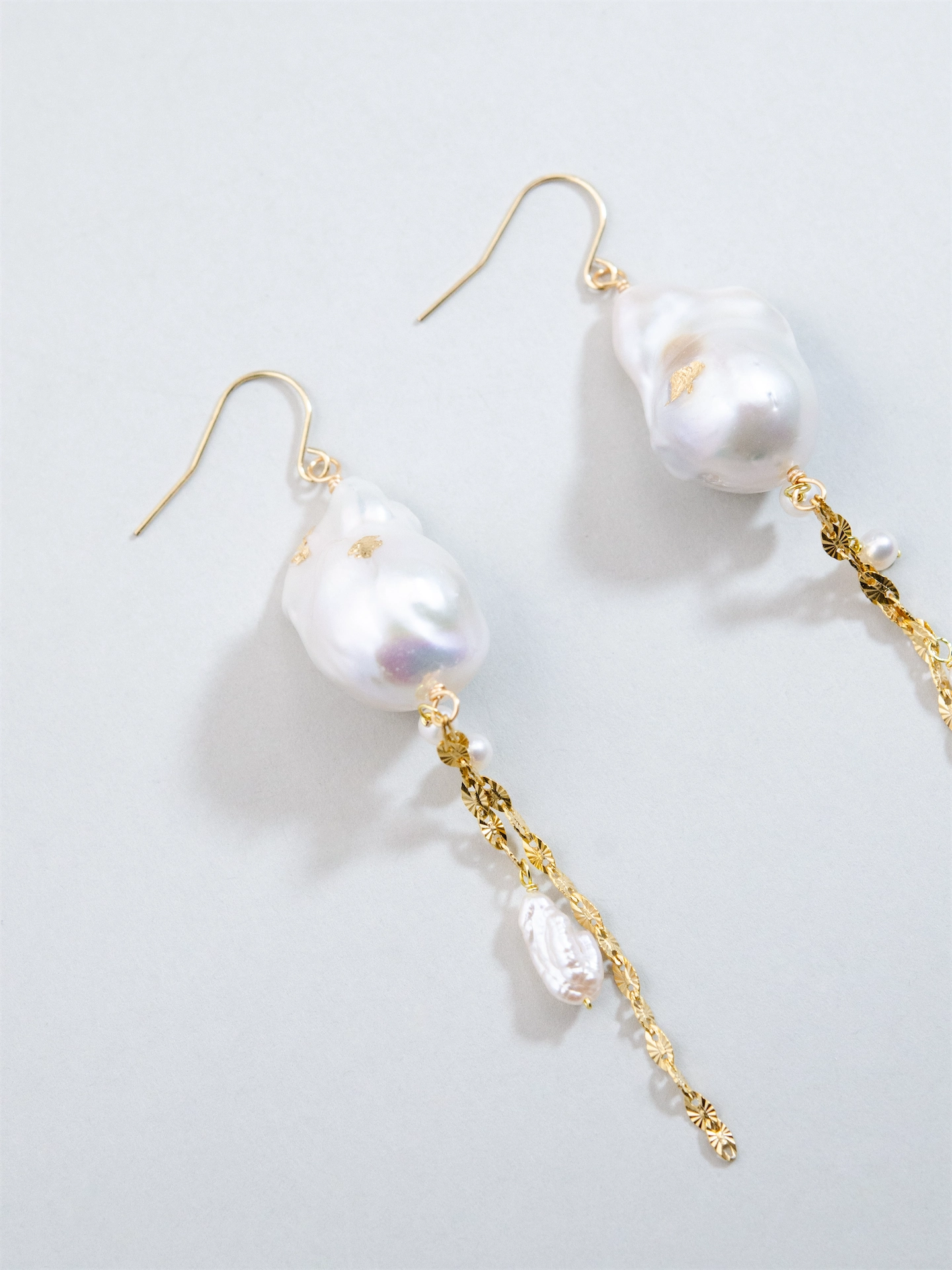 バロックパール ロング ピアス/イヤリング - 【白雲のワルツ】大粒の輝きと金色の雨 / 6月誕生石 (14KGF/SV925/316L)