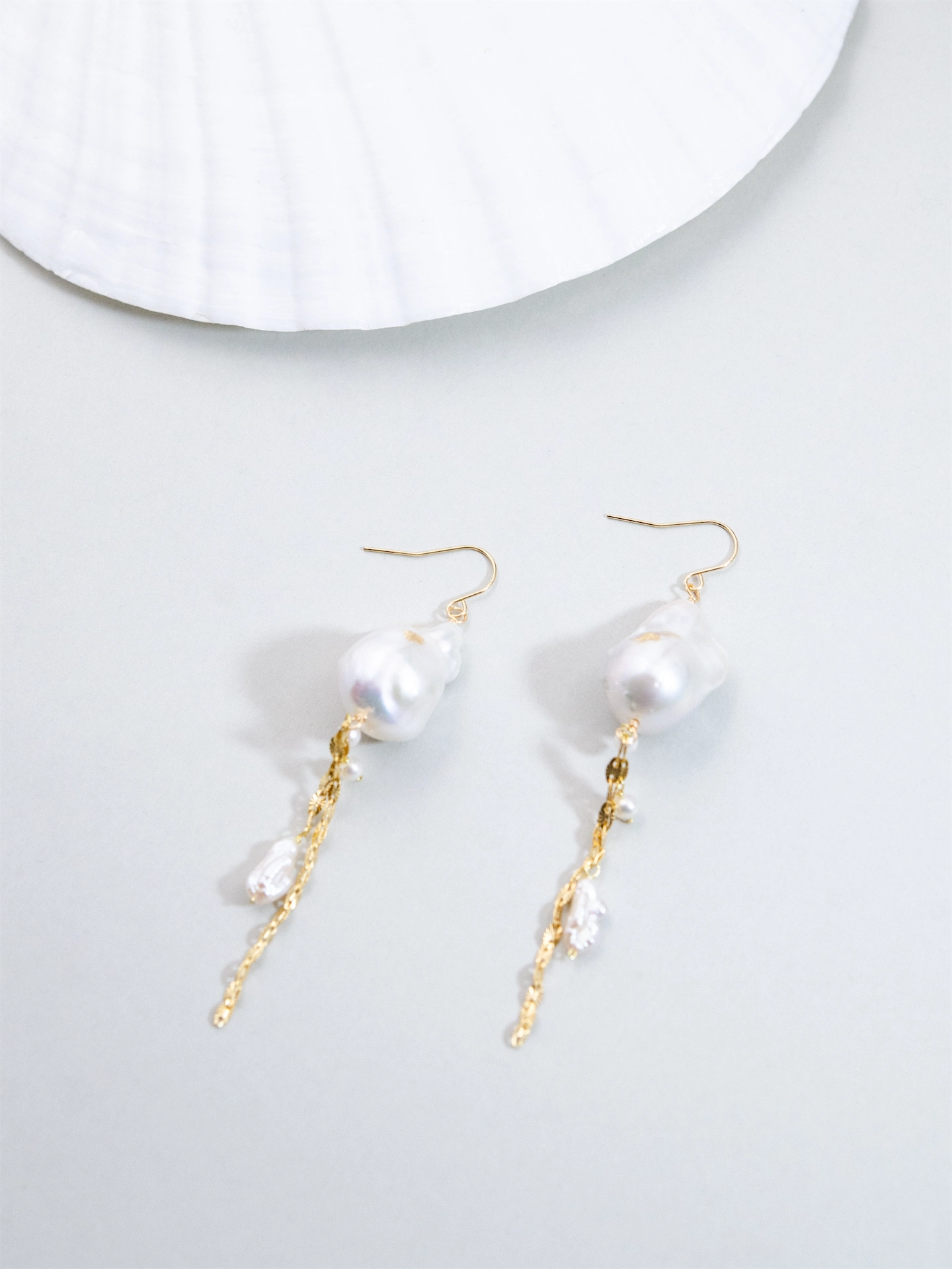 バロックパール ロング ピアス/イヤリング - 【白雲のワルツ】大粒の輝きと金色の雨 / 6月誕生石 (14KGF/SV925/316L)