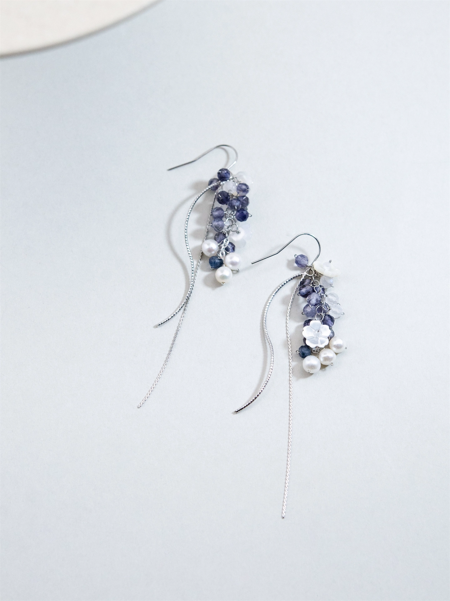 アイオライト & ムーンストーン ロング ピアス/イヤリング - 【菫（すみれ）色の夜風】流れる銀河と花の雫 / 9月・6月誕生石 (14KGF/SV925/316L)