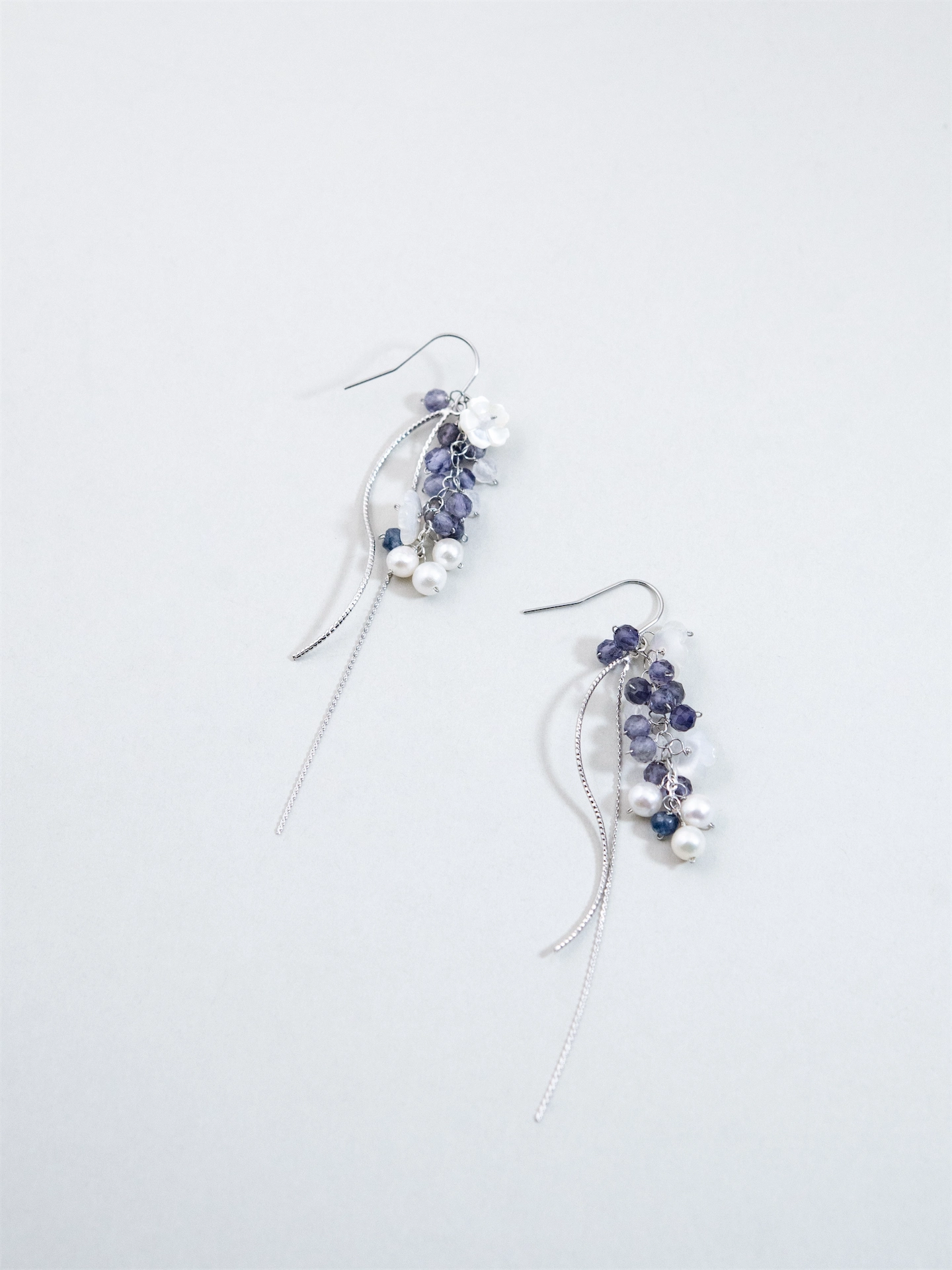 アイオライト & ムーンストーン ロング ピアス/イヤリング - 【菫（すみれ）色の夜風】流れる銀河と花の雫 / 9月・6月誕生石 (14KGF/SV925/316L)