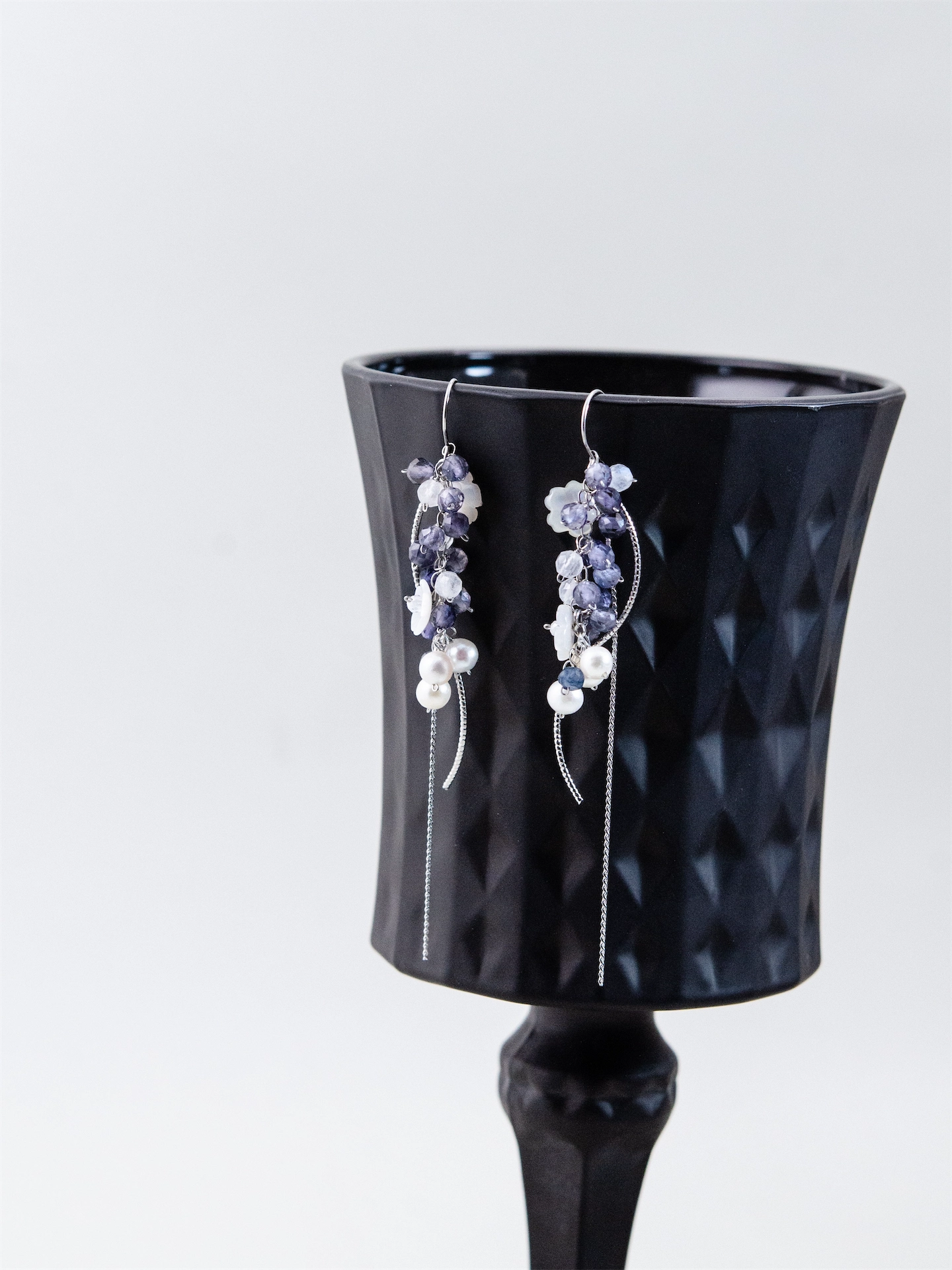 アイオライト & ムーンストーン ロング ピアス/イヤリング - 【菫（すみれ）色の夜風】流れる銀河と花の雫 / 9月・6月誕生石 (14KGF/SV925/316L)