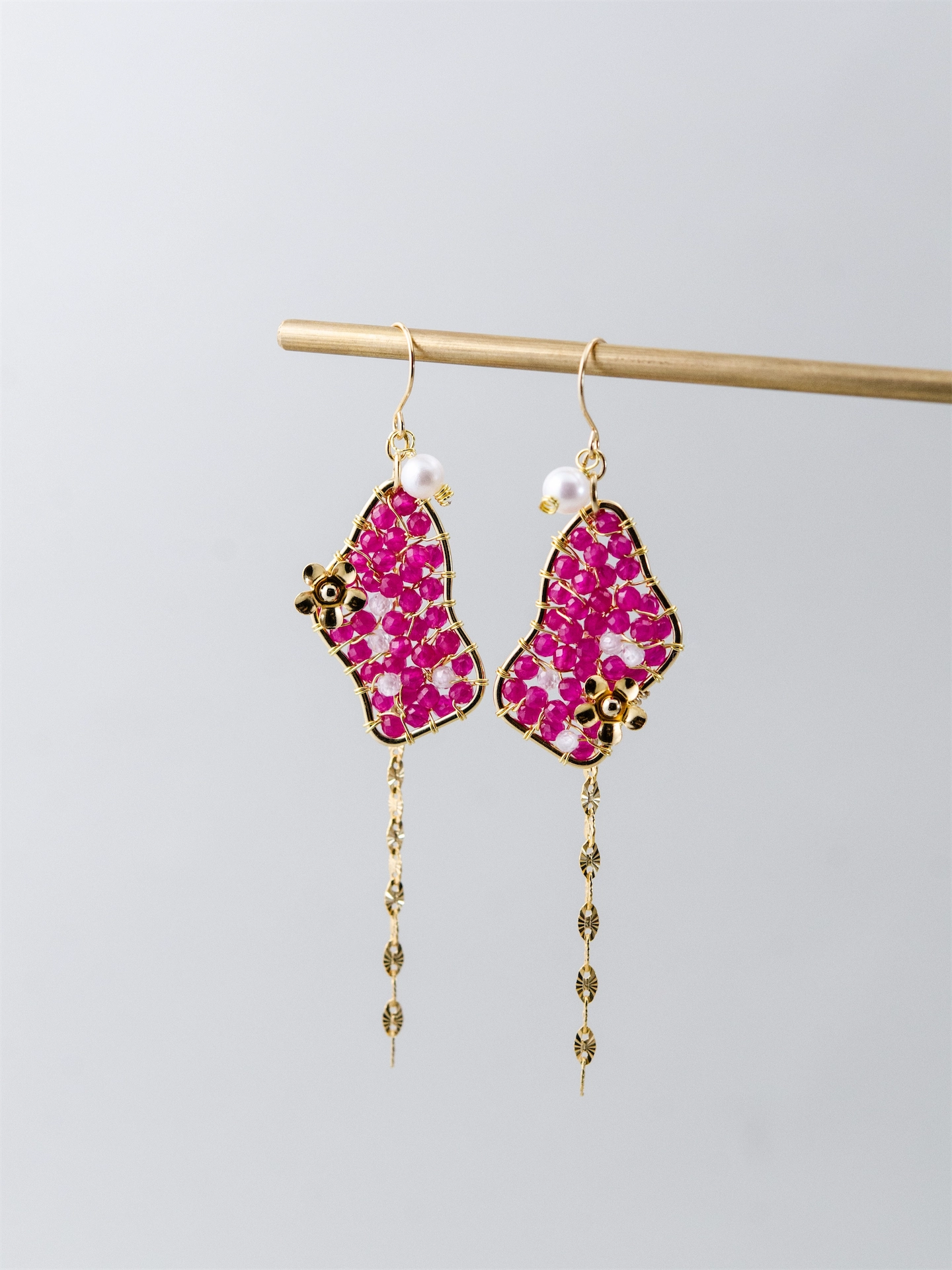 レッドコランダム (ルビー) & パール ロング ピアス/イヤリング - 【紅（くれない）のステンドグラス】情熱のモザイクと金の花 / 7月誕生石 (14KGF/SV925/316L)