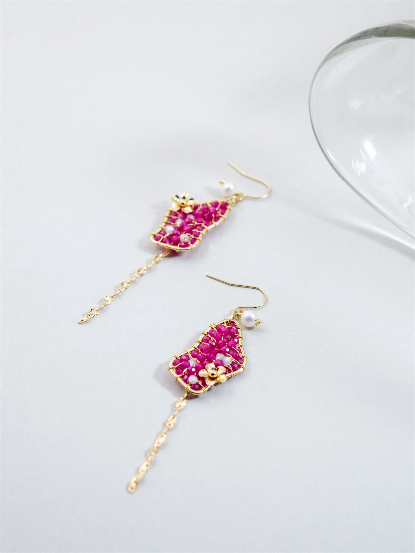 レッドコランダム (ルビー) & パール ロング ピアス/イヤリング - 【紅（くれない）のステンドグラス】情熱のモザイクと金の花 / 7月誕生石 (14KGF/SV925/316L)