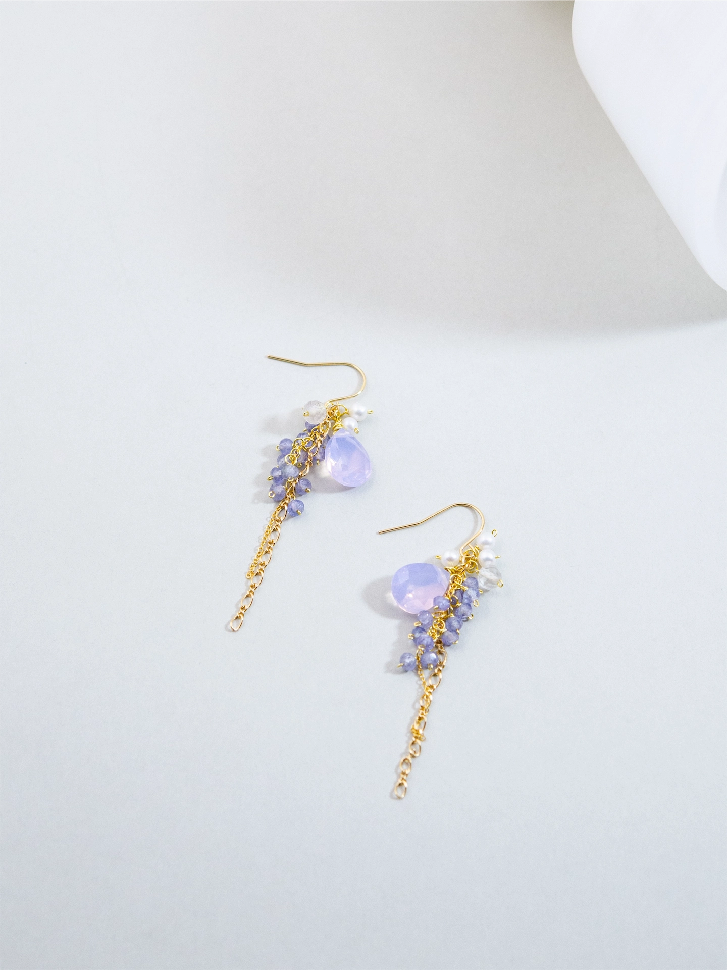 タンザナイト & カルセドニー ピアス/イヤリング - 【夕霧（ゆうぎり）のひとしずく】紫のグラデーション / 12月誕生石 (14KGF/SV925/316L)