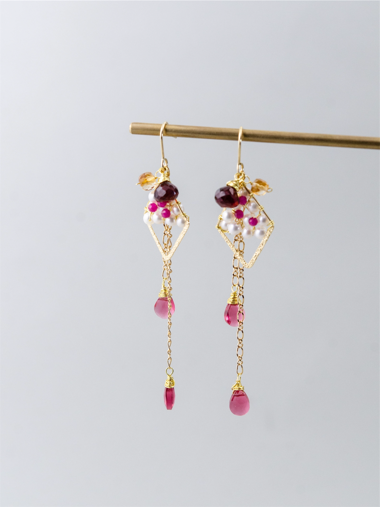 ガーネット & パール & クォーツ ピアス/イヤリング - 【緋色（ひいろ）の庭園】実りの赤と金の格子 / 1月誕生石 (14KGF/SV925/316L)