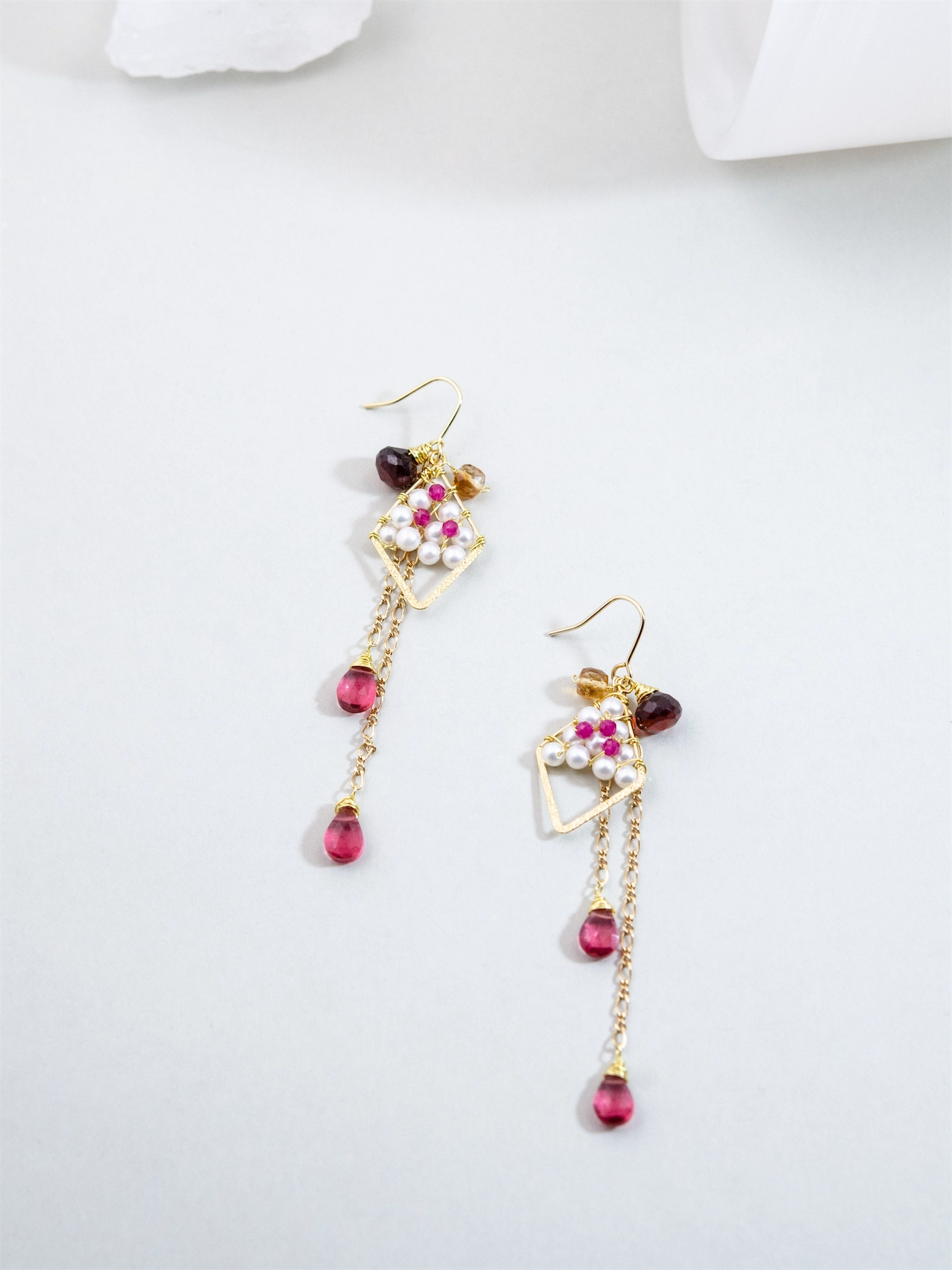 ガーネット & パール & クォーツ ピアス/イヤリング - 【緋色（ひいろ）の庭園】実りの赤と金の格子 / 1月誕生石 (14KGF/SV925/316L)