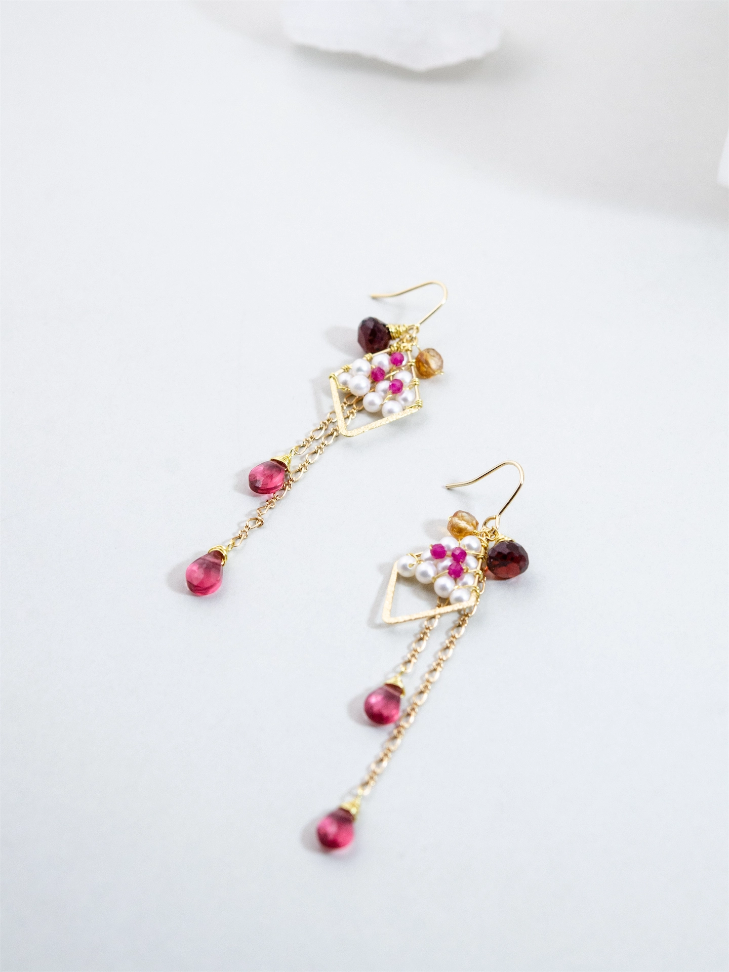 ガーネット & パール & クォーツ ピアス/イヤリング - 【緋色（ひいろ）の庭園】実りの赤と金の格子 / 1月誕生石 (14KGF/SV925/316L)