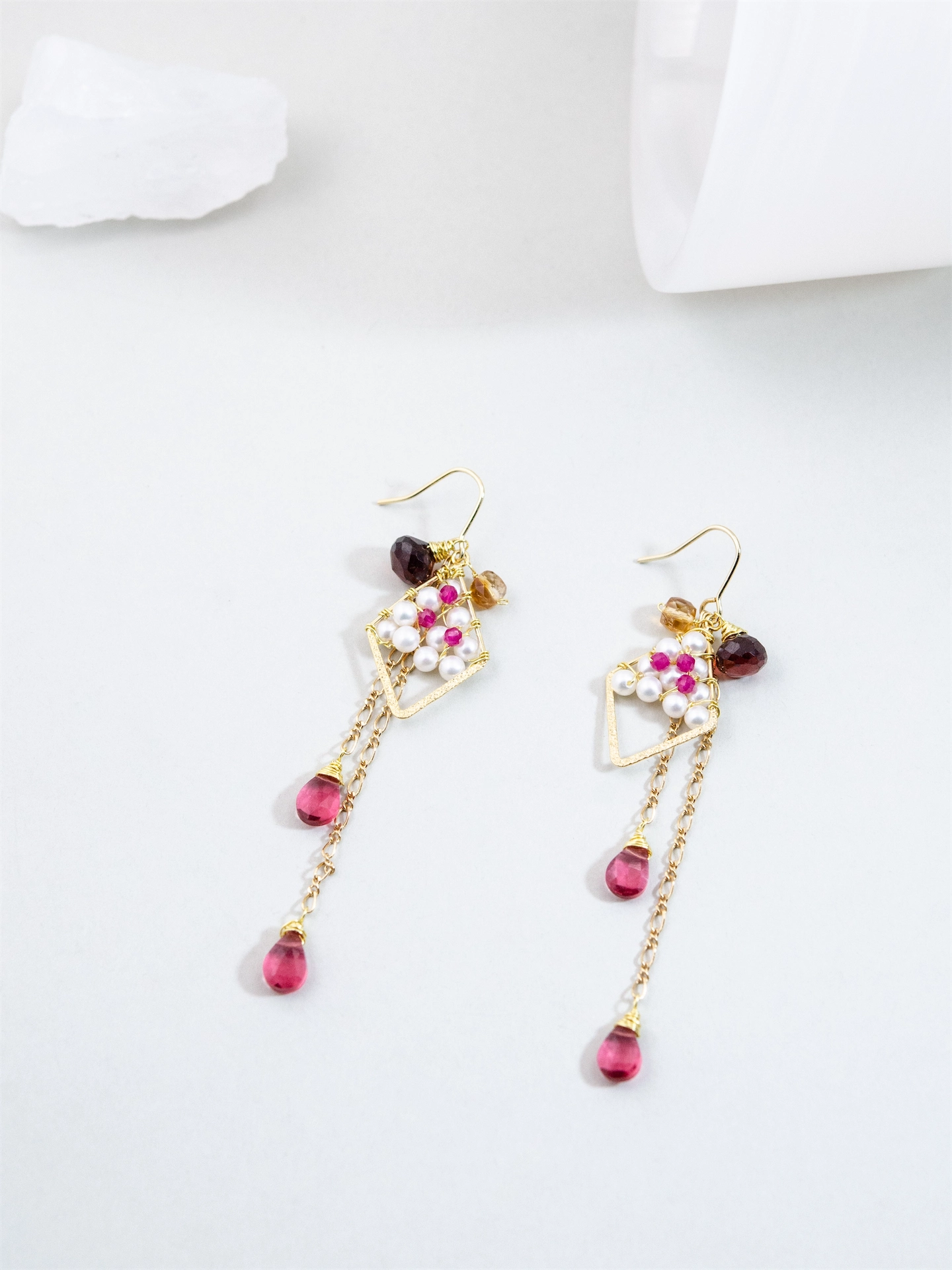 ガーネット & パール & クォーツ ピアス/イヤリング - 【緋色（ひいろ）の庭園】実りの赤と金の格子 / 1月誕生石 (14KGF/SV925/316L)