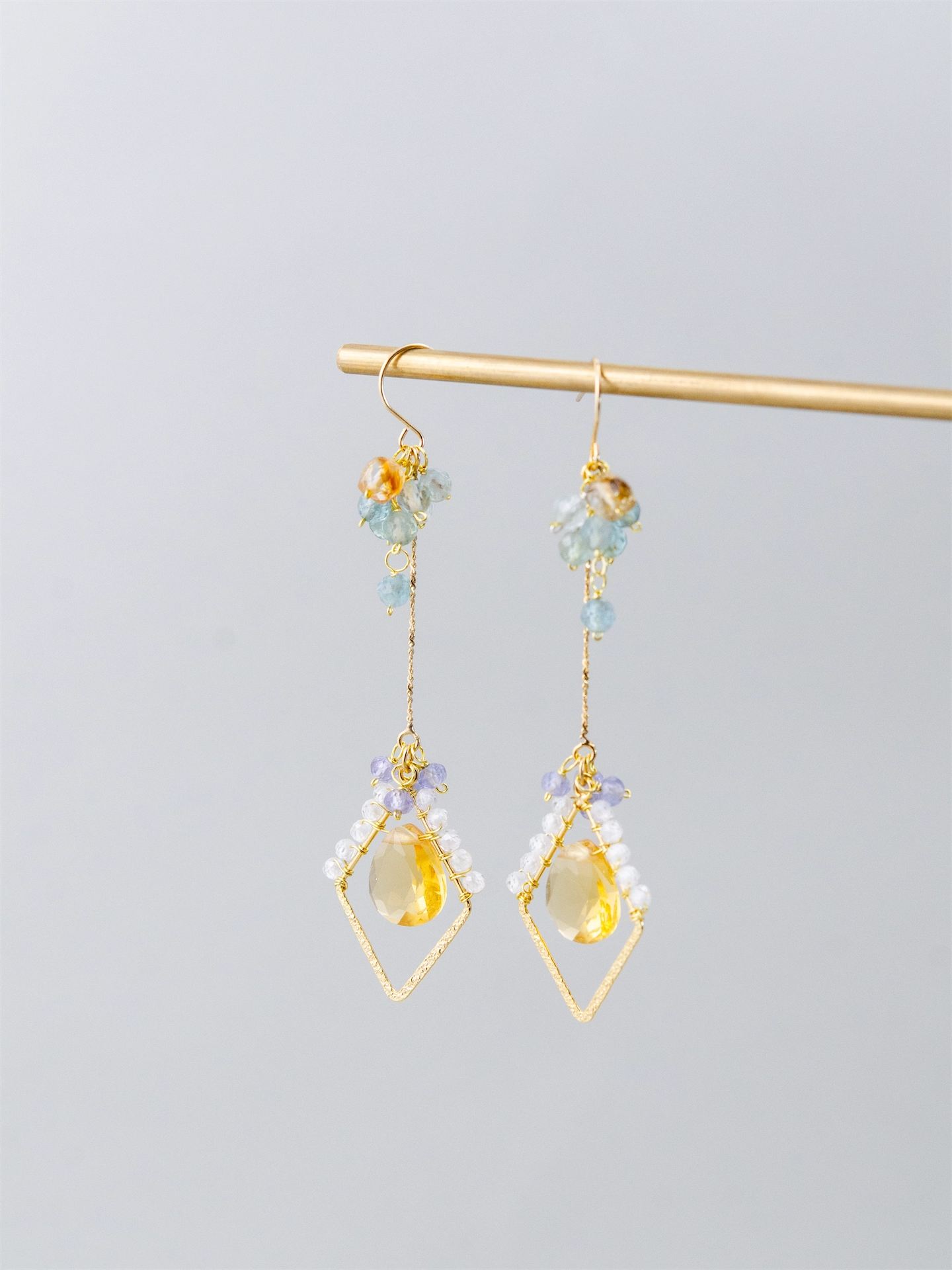 アパタイト & タンザナイト & クォーツ ピアス/イヤリング - 【木漏れ日（こもれび）のラティス】青空と陽射しの庭 / 12月誕生石 (14KGF/SV925/316L)