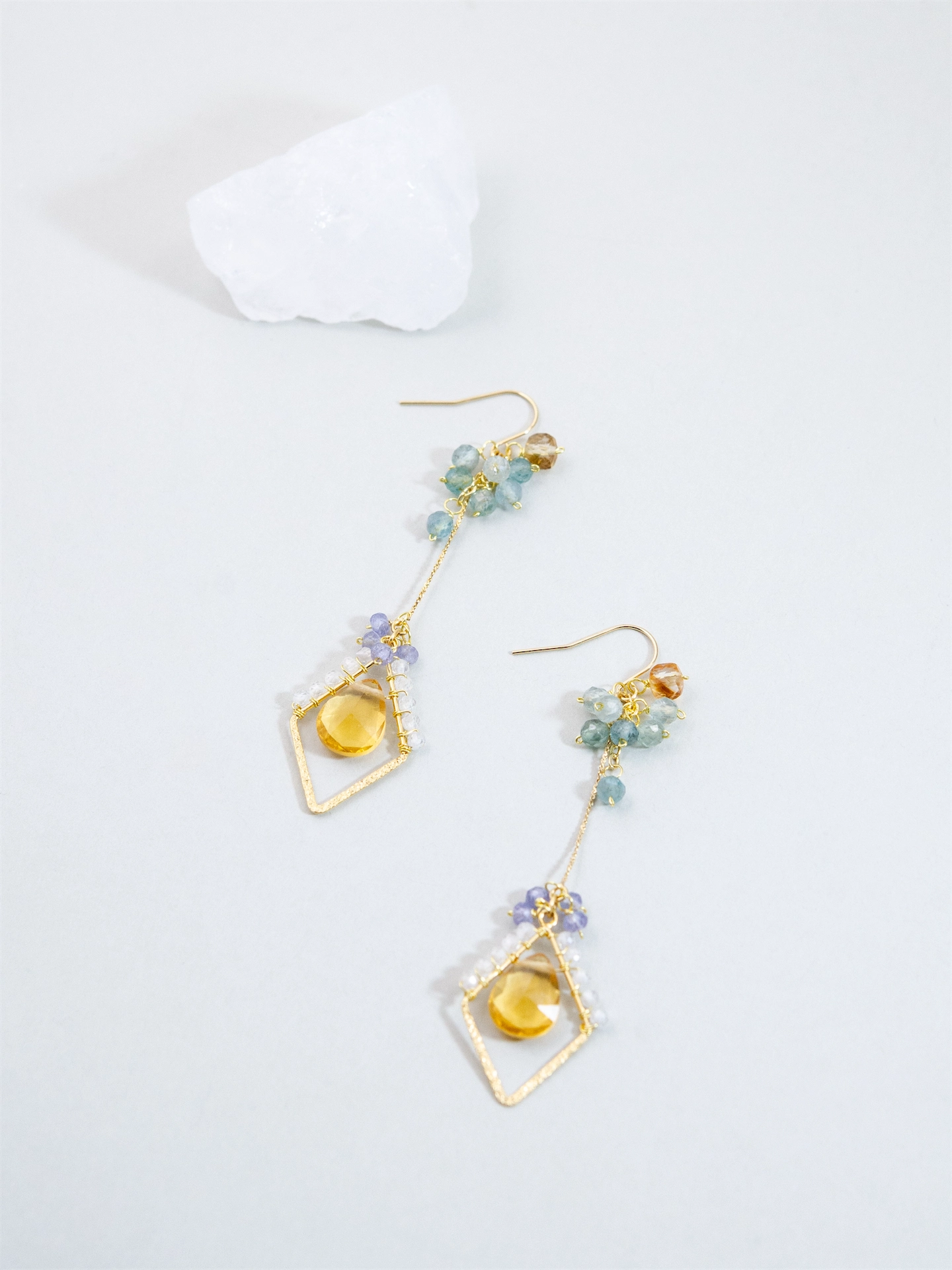 アパタイト & タンザナイト & クォーツ ピアス/イヤリング - 【木漏れ日（こもれび）のラティス】青空と陽射しの庭 / 12月誕生石 (14KGF/SV925/316L)