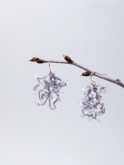 ホワイトジルコン ピアス／イヤリング〈雪華の房〉銀糸のタティングレース 手編み ／ 選べる金具｜神戸アトリエ LUCINE