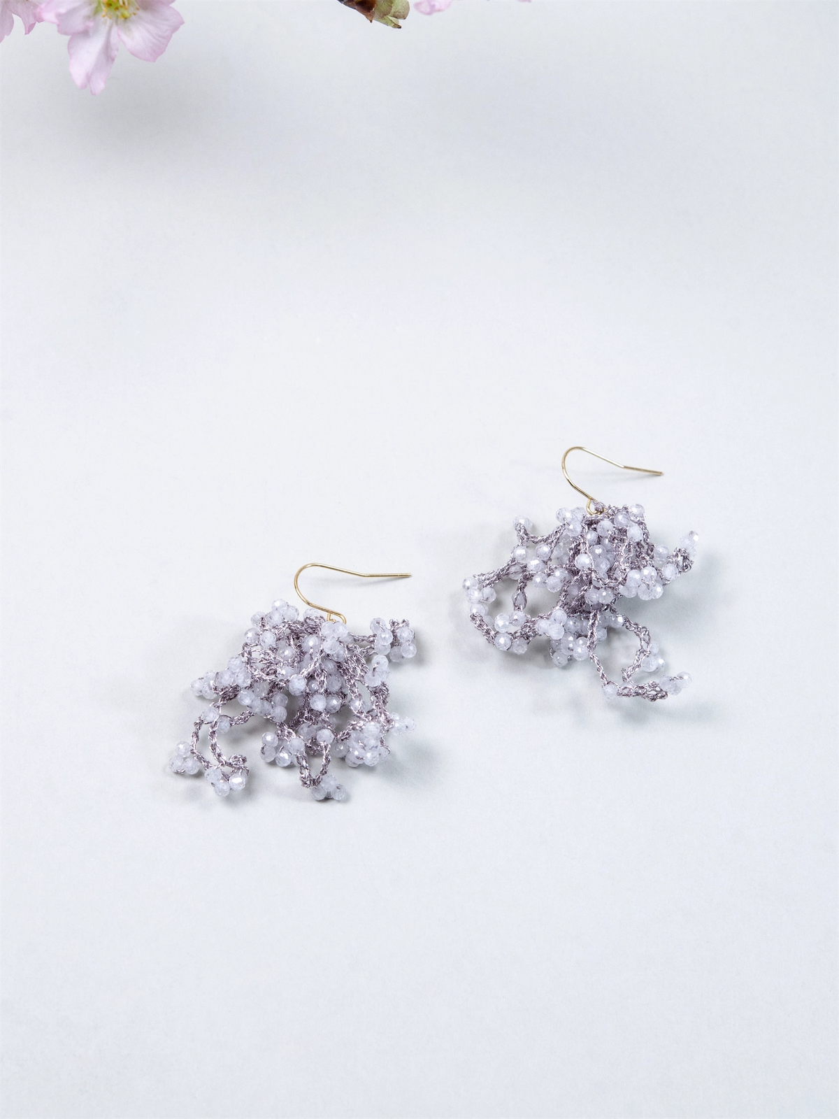 ホワイトジルコン ピアス／イヤリング〈雪華の房〉銀糸のタティングレース 手編み ／ 選べる金具｜神戸アトリエ LUCINE