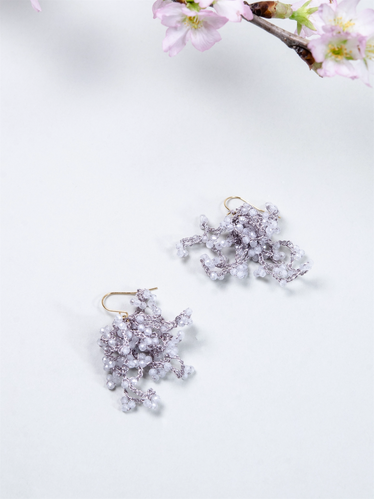 ホワイトジルコン ピアス／イヤリング〈雪華の房〉銀糸のタティングレース 手編み ／ 選べる金具｜神戸アトリエ LUCINE