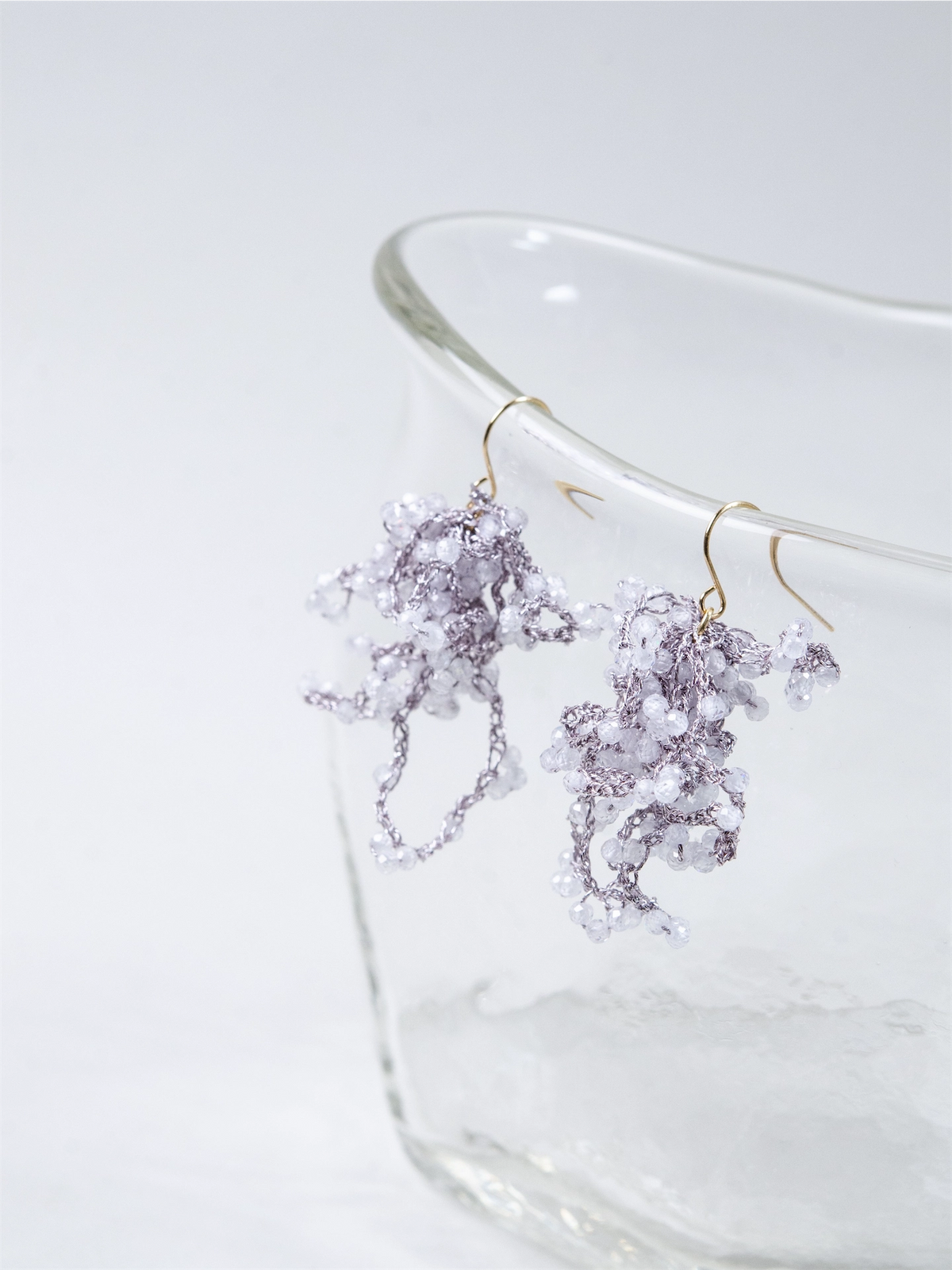 ホワイトジルコン ピアス／イヤリング〈雪華の房〉銀糸のタティングレース 手編み ／ 選べる金具｜神戸アトリエ LUCINE