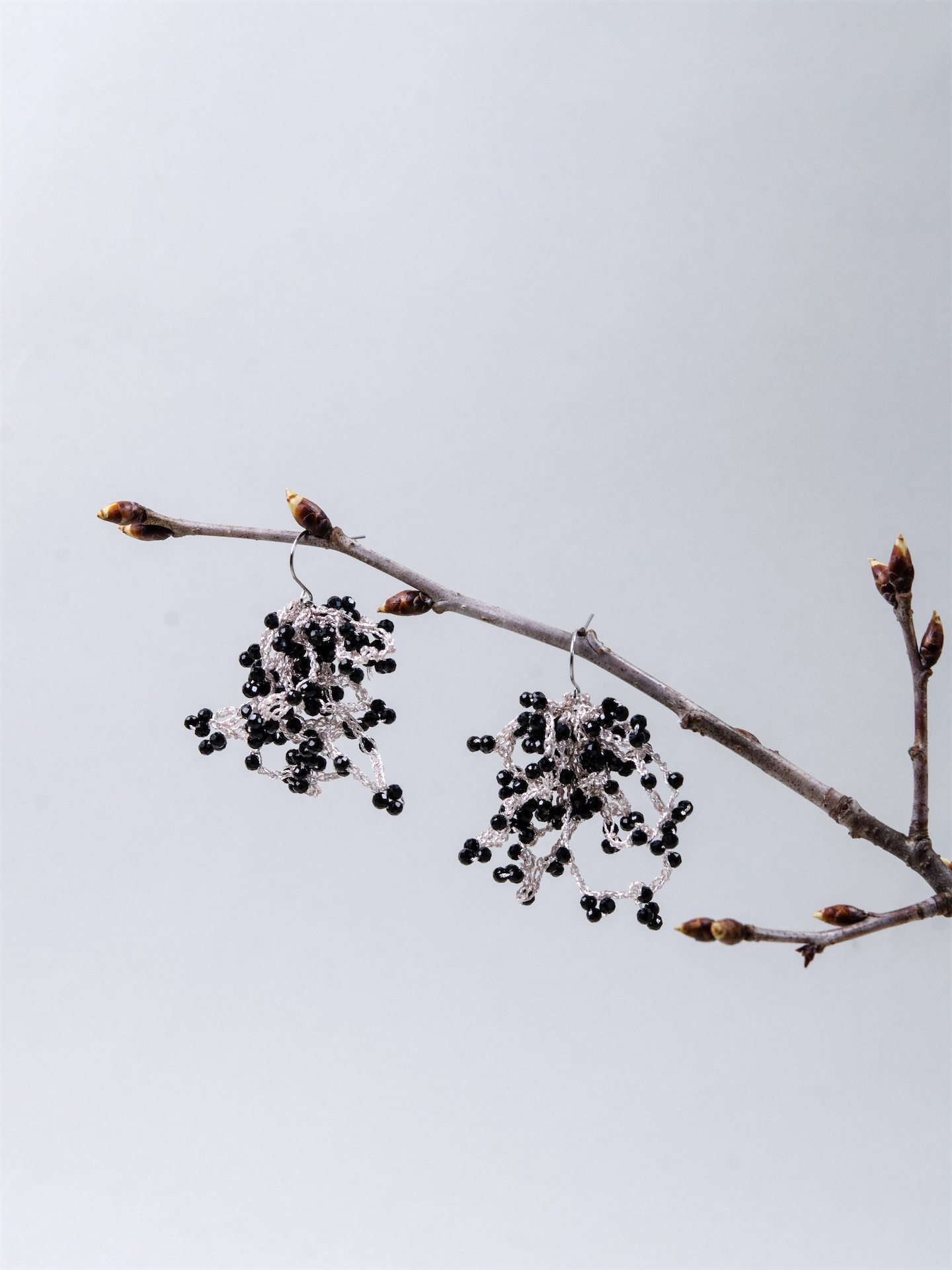 ブラックスピネル ピアス/イヤリング - 【夜華の房】銀糸のタティングレース / 選べる金具