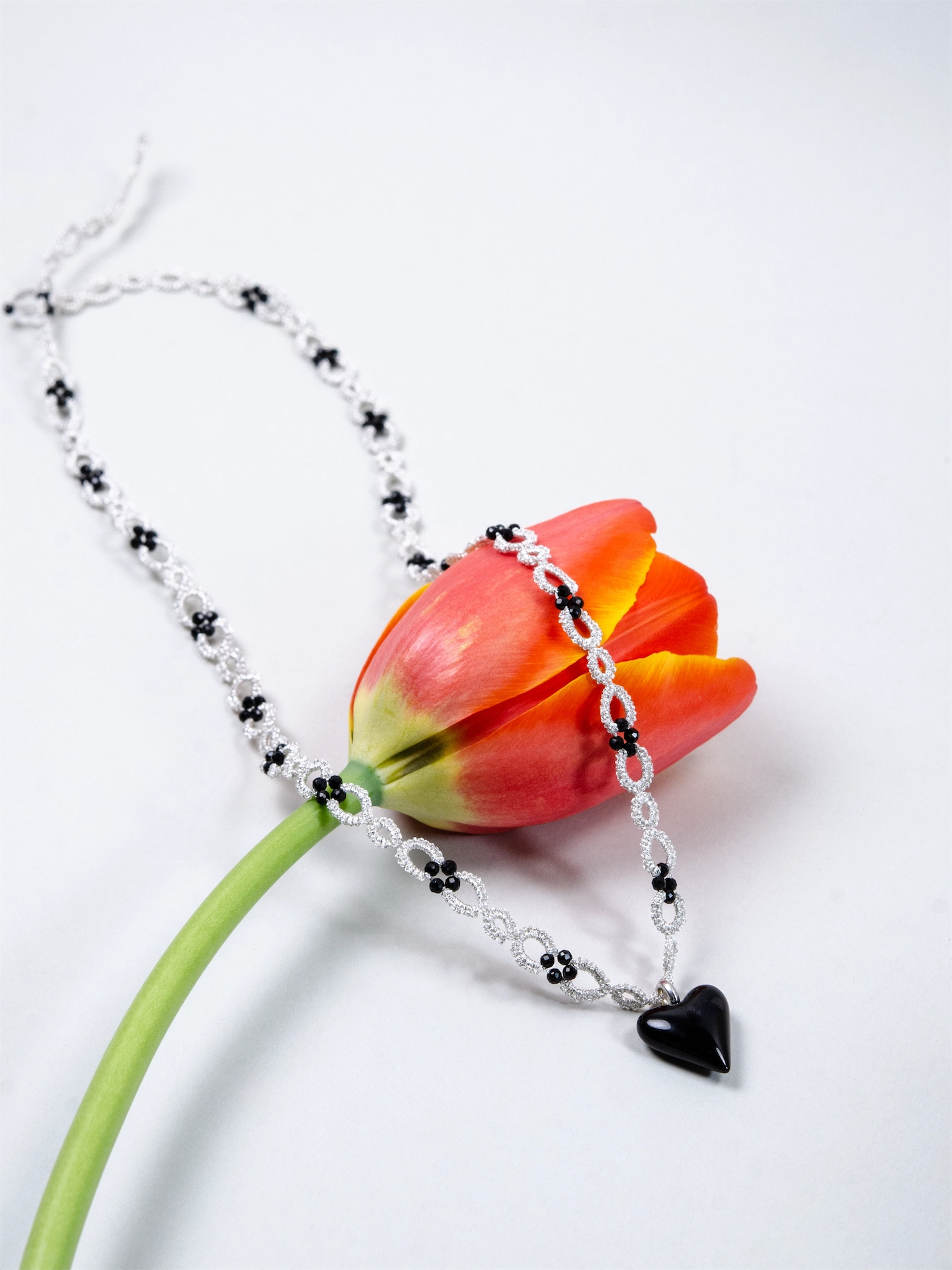 ブラックスピネル & 黒メノウ ネックレス - 【銀糸の夜想曲】タティングレースのハート / 55cm