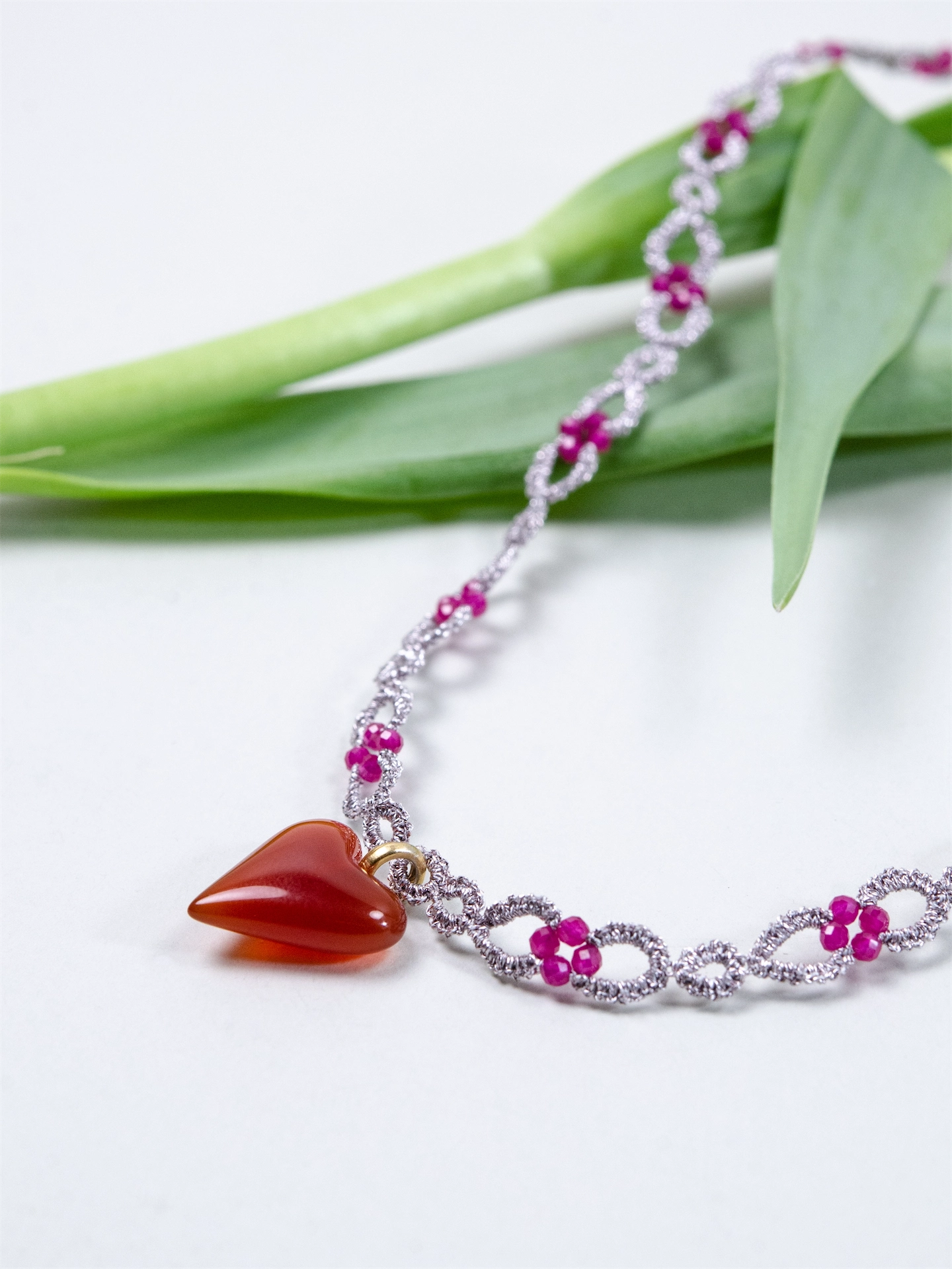 レッドコランダム & 赤メノウ ネックレス - 【銀糸の恋心】タティングレースのハート / 55cm