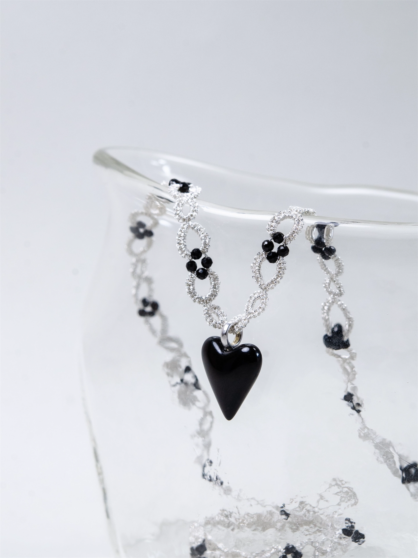 ブラックスピネル & 黒メノウ ネックレス - 【銀糸の夜想曲】タティングレースのハート / 55cm