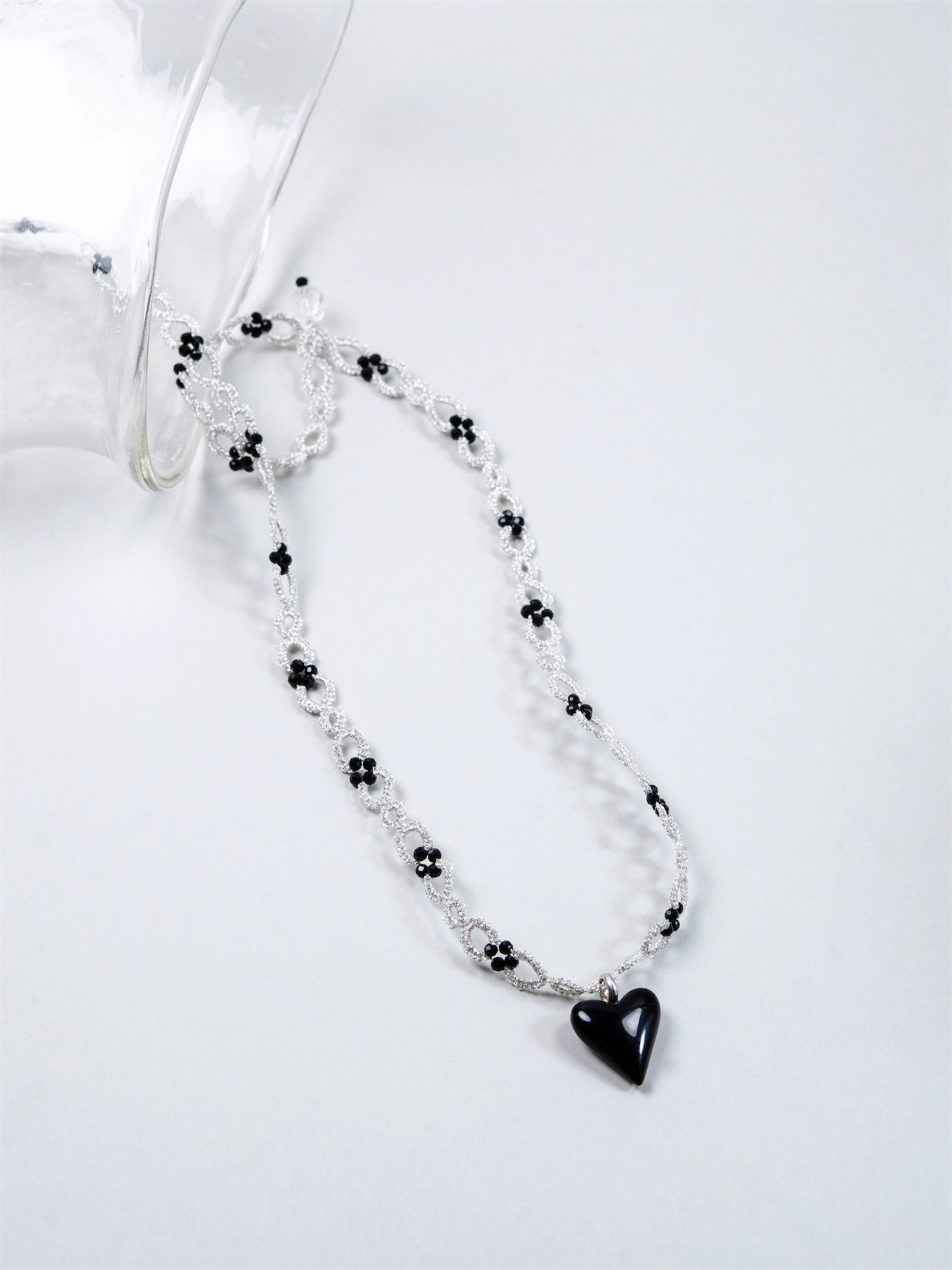 ブラックスピネル & 黒メノウ ネックレス - 【銀糸の夜想曲】タティングレースのハート / 55cm