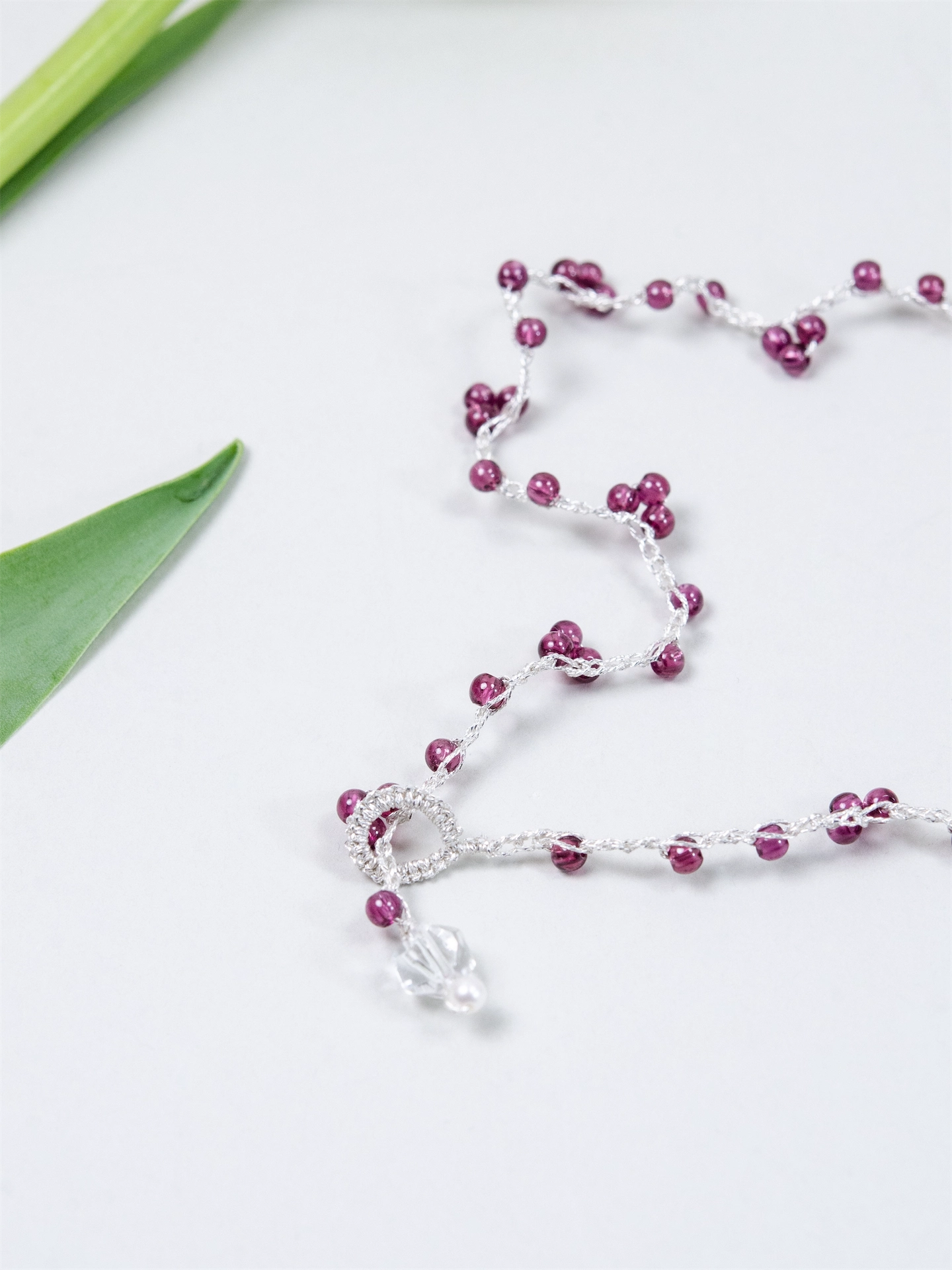 ガーネット ネックレス - 【真紅の実り】銀糸のタティングレース / 42cm