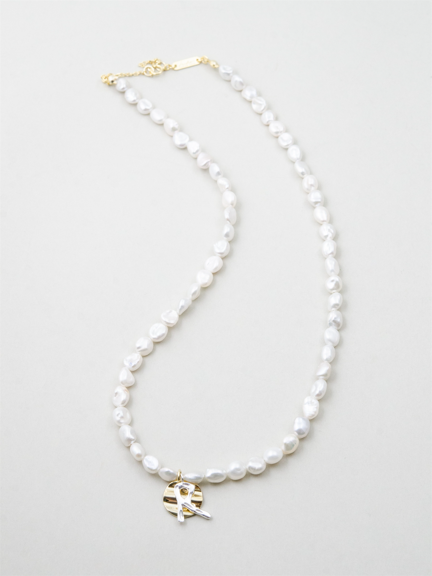 淡水パール & イニシャル ネックレス - 【選べるアルファベット】金銀ミックス / 6月誕生石 SV925 (K14GP)