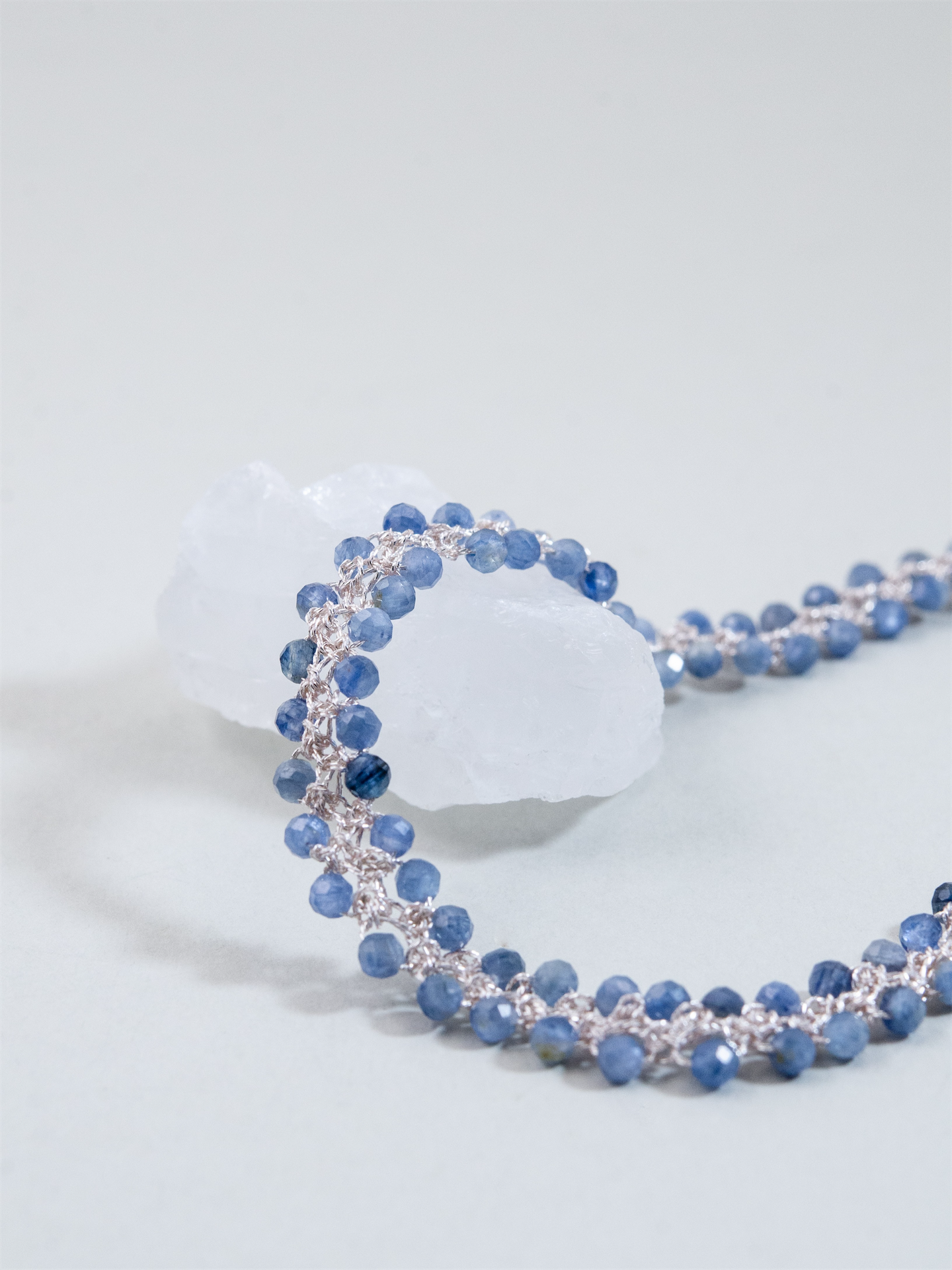 カイヤナイト クロッシェ ショートネックレス - 【氷の華】高輝度メタリックコード / 40cm