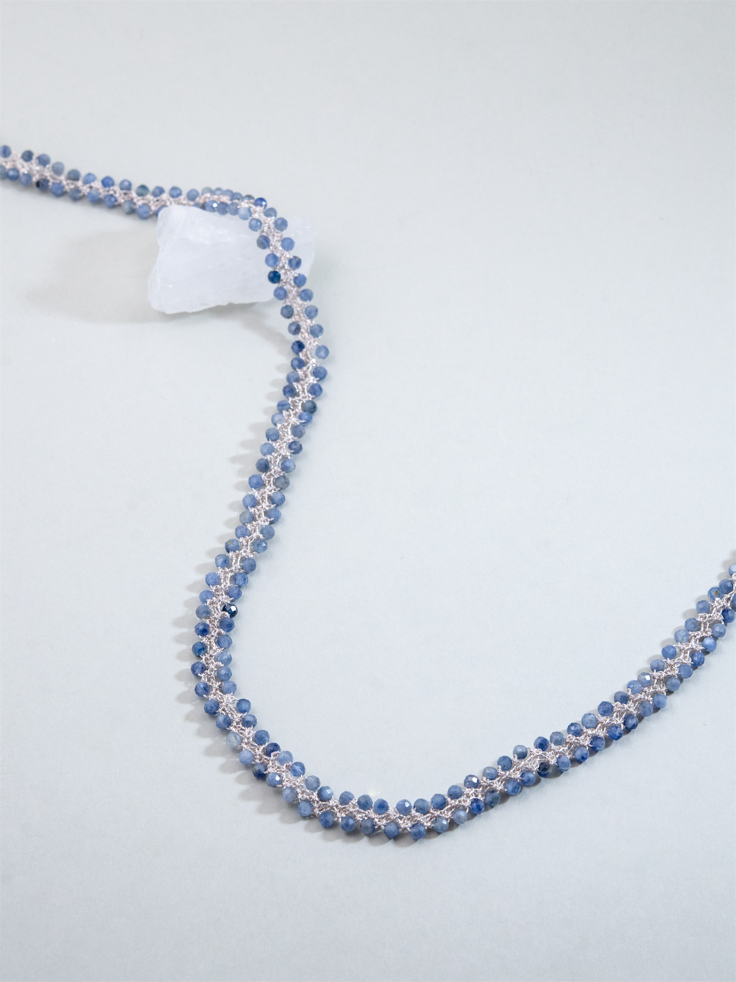 カイヤナイト クロッシェ ショートネックレス - 【氷の華】高輝度メタリックコード / 40cm