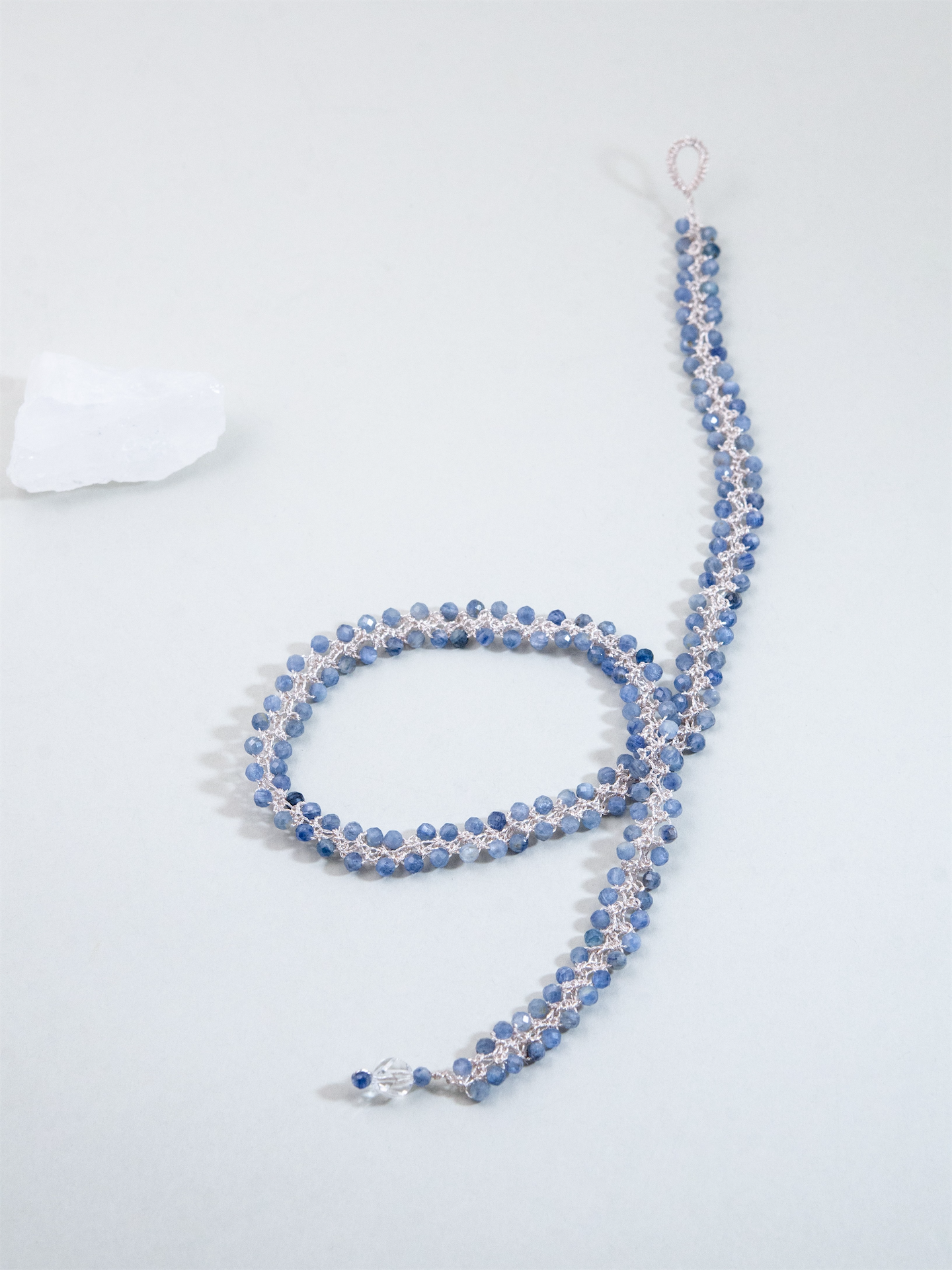 カイヤナイト クロッシェ ショートネックレス - 【氷の華】高輝度メタリックコード / 40cm