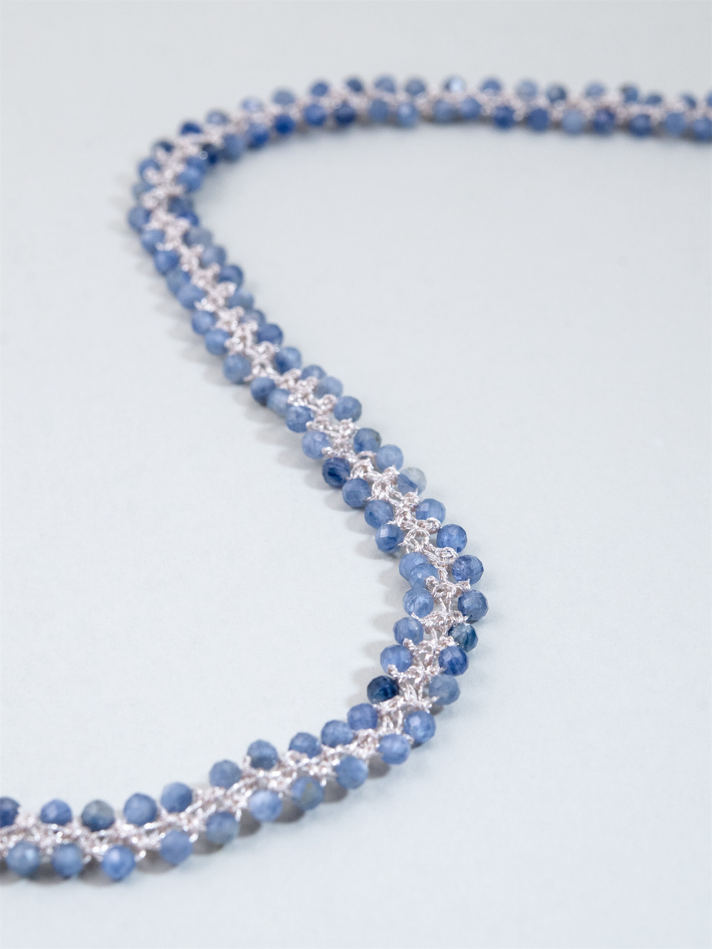 カイヤナイト クロッシェ ショートネックレス - 【氷の華】高輝度メタリックコード / 40cm