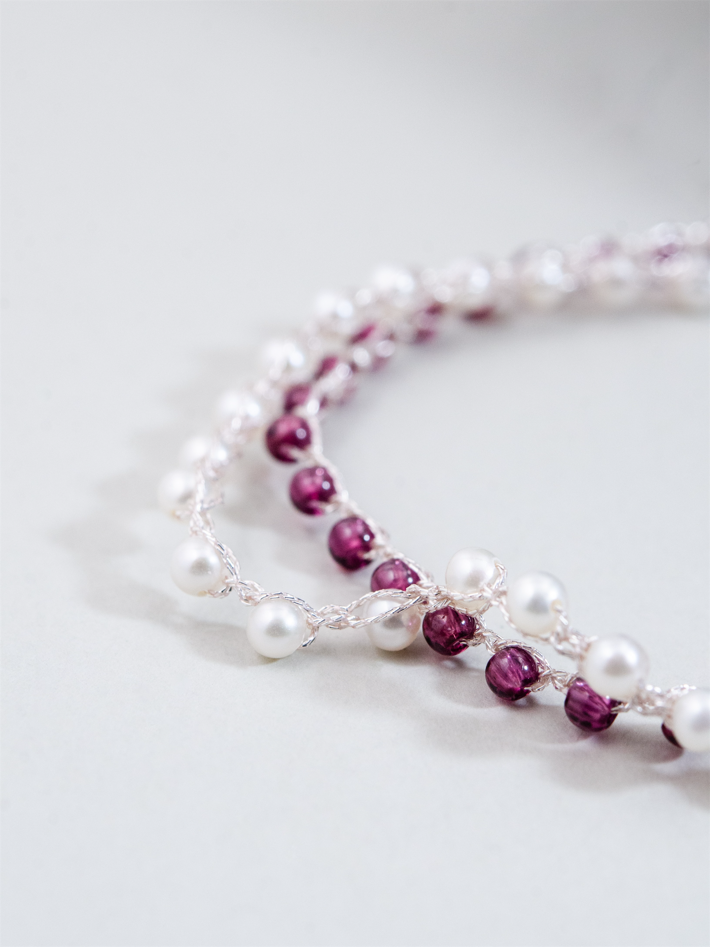 ガーネット × 淡水パール 2連 ロングネックレス - 【真紅の果実】銀糸のクロッシェ / 85cm