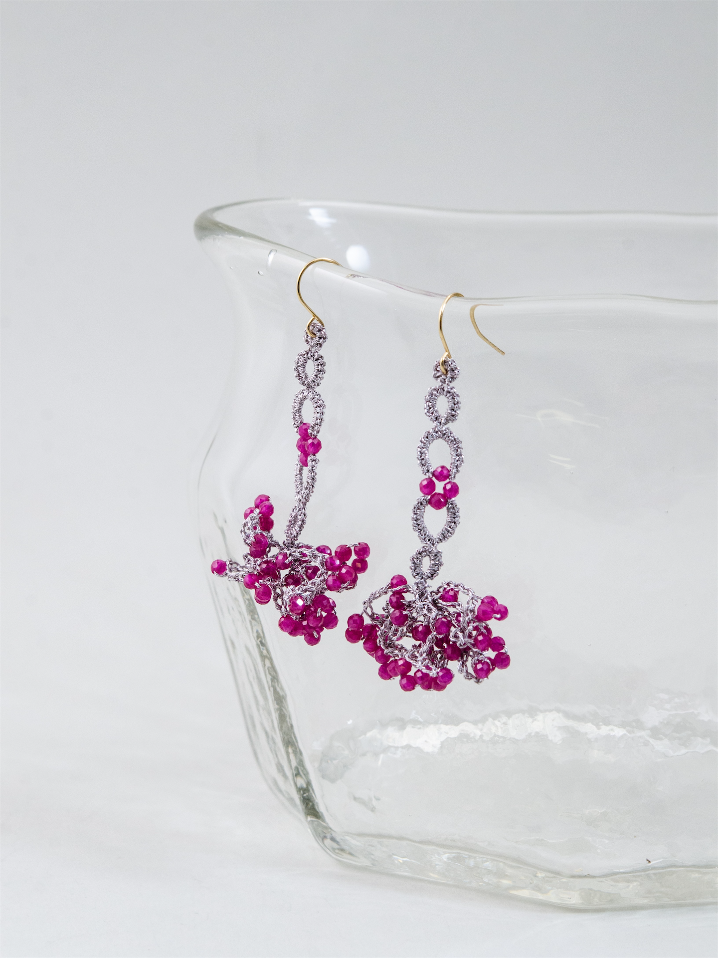ルビー × 高輝度メタリック糸 クロッシェ ロングピアス/イヤリング - 【情熱の華】金具変更可
